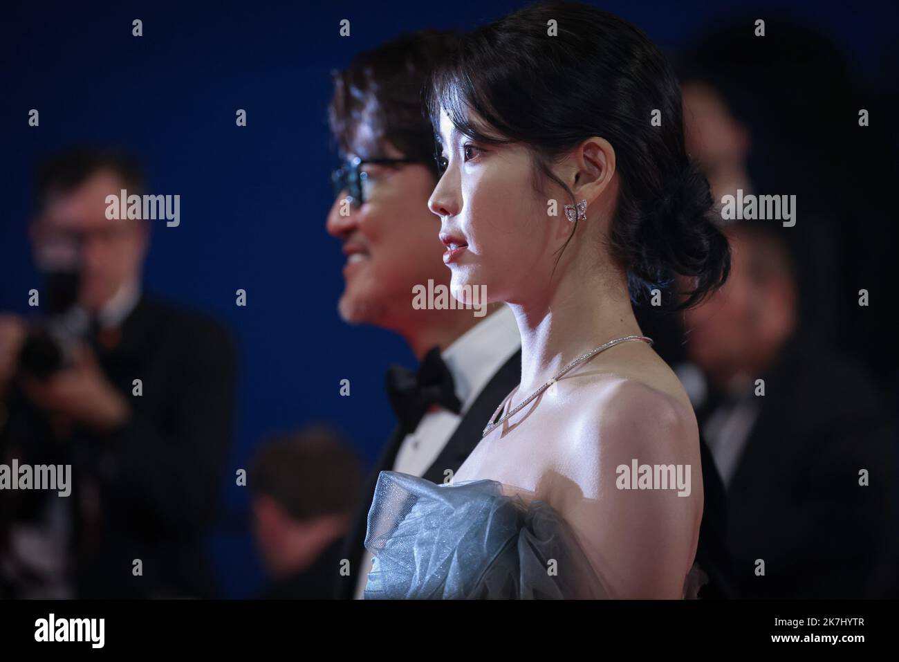 ©PHOTOPQR/LE PARISIEN/Fred Dugit ; Cannes ; 26/05/2022 ; Cuture / Cinéma Palais des Festivals à Cannes (06), le 26 Mai 2022 Montée des Marches du Film 'Broker (Les Bonnes Etoiles)' L'équipe du Film BAE Donna, Gang Dong-won, Lee Joo-Young, Choi Hee-jin, Song Kang-ho et Hirokazu Koreeda Photo LP / Fred Dugit - Cannes International Film Festival. Stockfoto