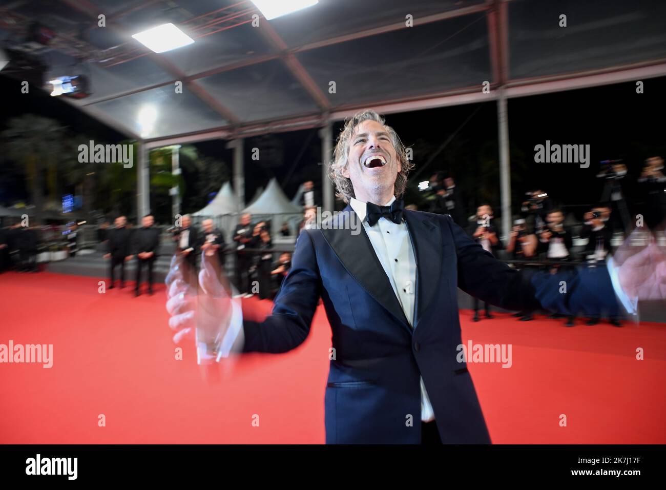 ©franck castel/MAXPPP - 20220005 Moonage Daydream' Red Carpet - The 75. Annual Cannes Film Festival CANNES, FRANKREICH - MAI 23: Regisseur Brett Morgen tanzt den Teppich während der Vorführung von "Moonage Daydream" während des jährlichen Filmfestivals in Cannes 75. im Palais des Festivals am 23. Mai 2022 in Cannes, Frankreich Stockfoto