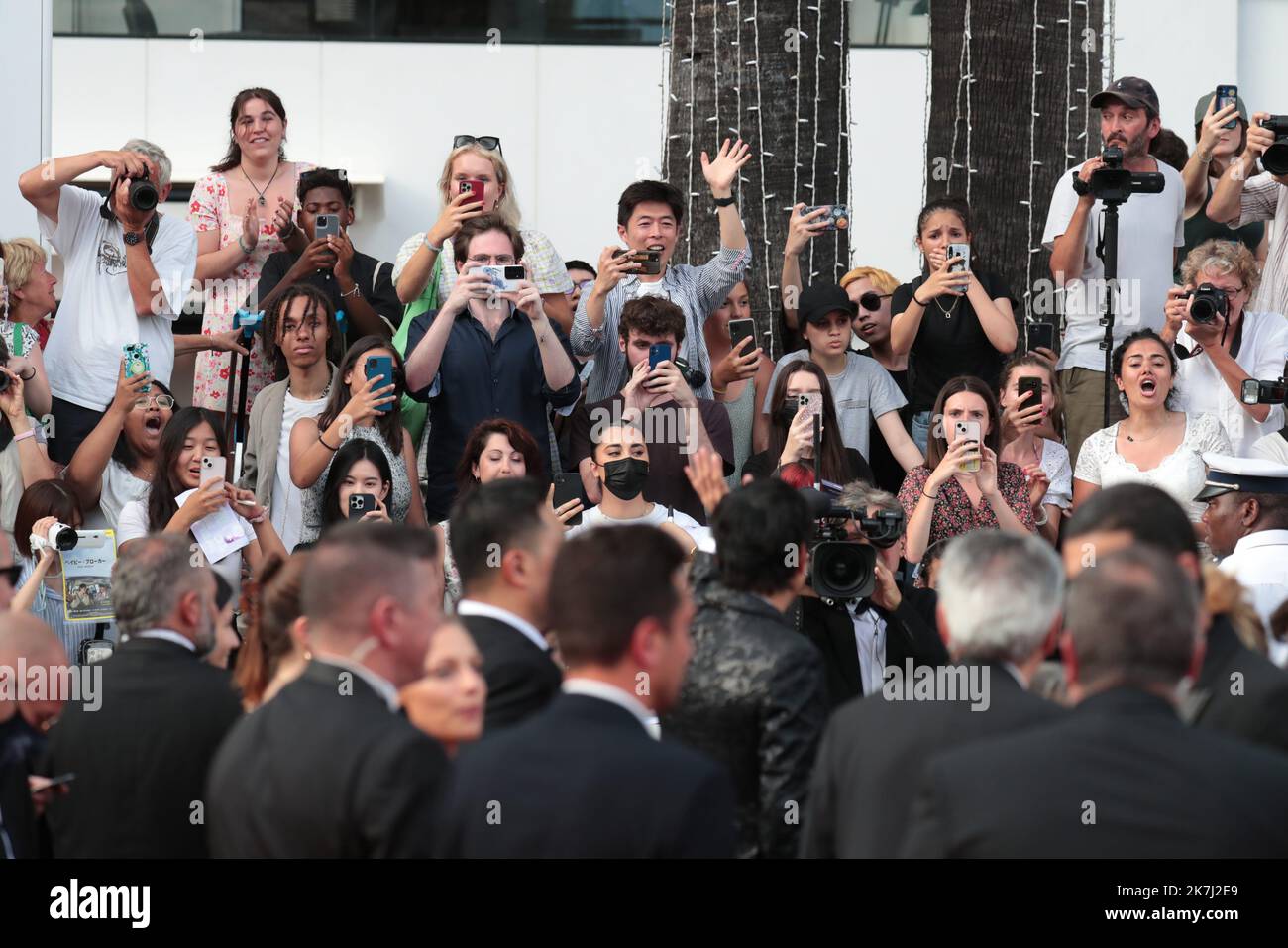 ©Pierre Teyssot/MAXPPP ; Cannes Film Festival 2022. 75. Ausgabe des 'Festival International du Film de Cannes' am 26/05/2022 in Cannes, Frankreich. Red Carpet Gäste kommen zur Vorführung des Films „Broker“, koreanische Fans wiatinh für den südkoreanischen Schauspieler Song Kang-Ho. â© Pierre Teyssot / Maxppp - Internationales Filmfestival von Cannes am 26. 2022. Mai Stockfoto