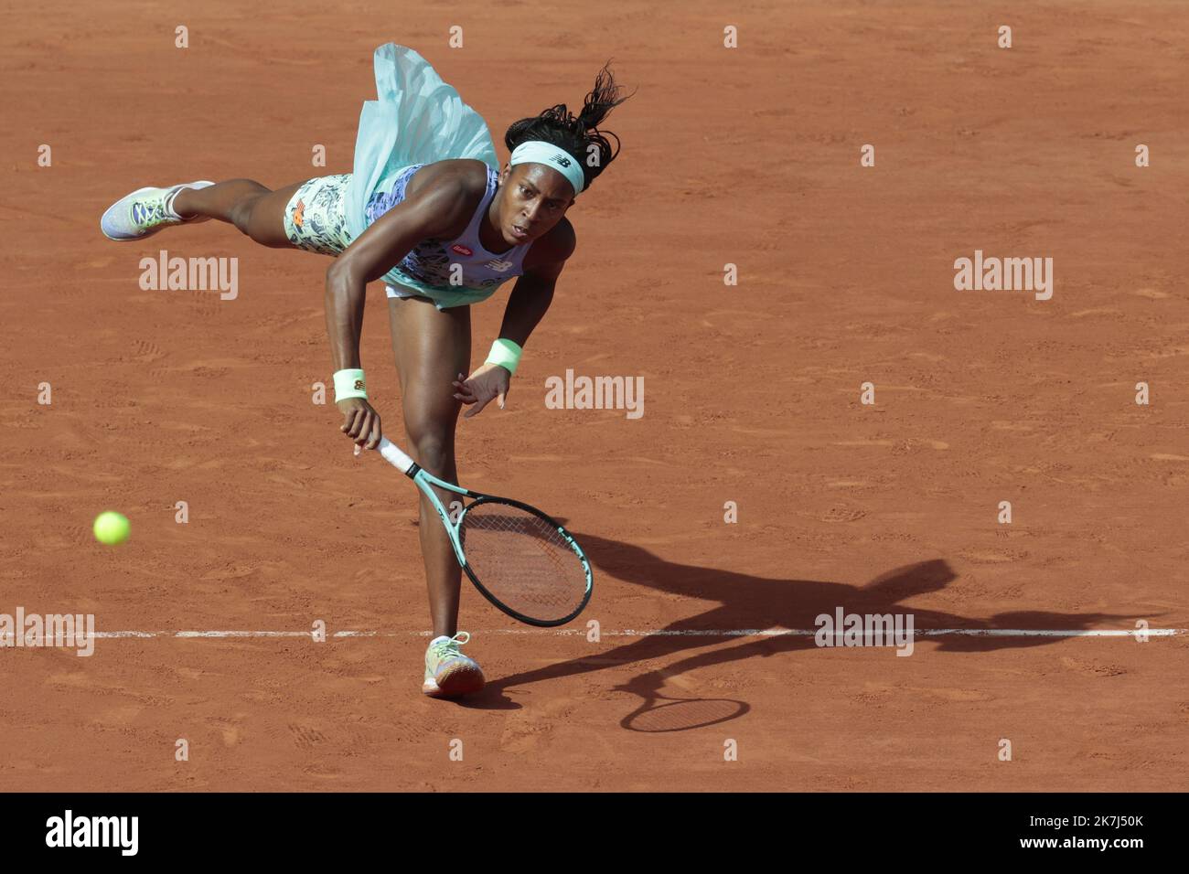 ©Sebastien Muylaert/MAXPPP - Paris 02/06/2022 Coco Gauff aus den Vereinigten Staaten tritt gegen Martina Trevisan aus Italien während des Halbfinales der Frauen am 12. Tag bei Roland Garros in Paris, Frankreich, an. 02.06.2022 Stockfoto