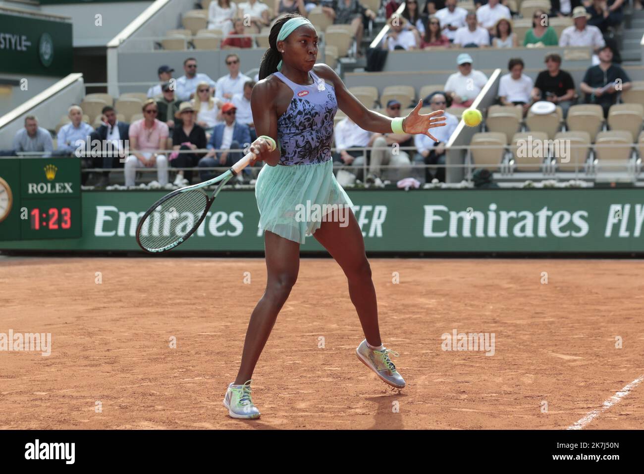 ©Sebastien Muylaert/MAXPPP - Paris 02/06/2022 Coco Gauff aus den Vereinigten Staaten spielt eine Vorhand gegen Martina Trevisan aus Italien während des Halbfinales der Frauen am 12. Tag bei Roland Garros in Paris, Frankreich. 02.06.2022 Stockfoto
