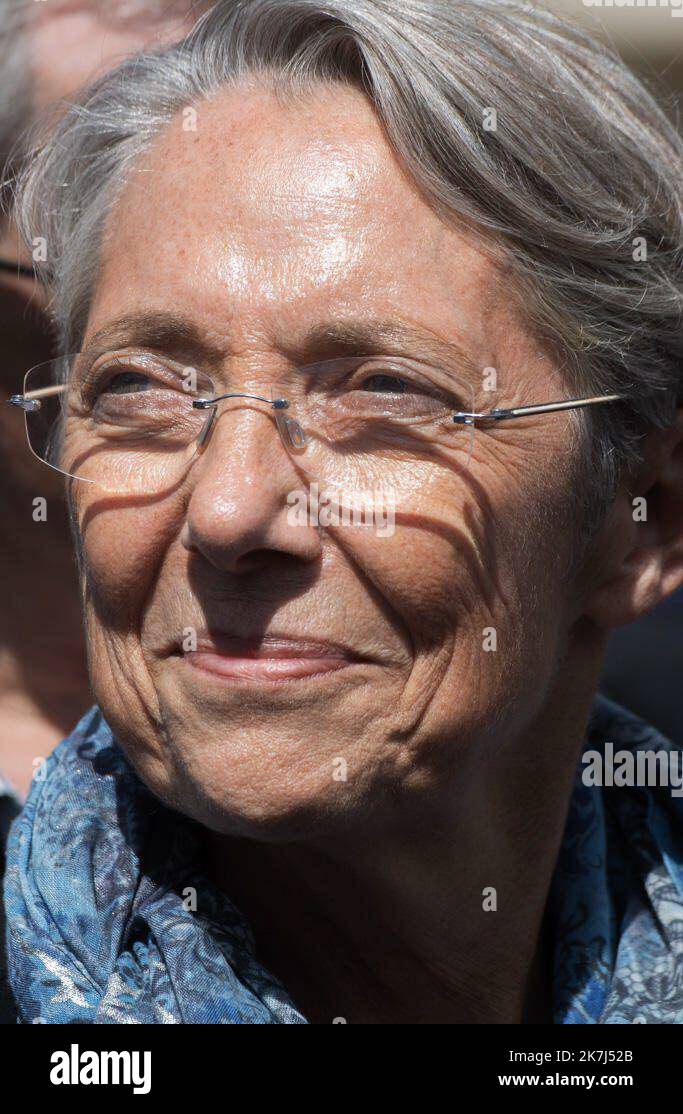 ©PHOTOPQR/OUEST FRANCE/Martin ROCHE / OUEST-FRANCE ; Villers-Bocage ; 21/05/2022 ; CE samedi 21 Mai 2022 la première ministre , candidate aux législatives pour la 6ème circoncription du Calvados Elisabeth Borne était présente à Villers - Bocage ( Calvados ) afin de rencontre les habitants et des commerçants de la commune , dans le cadre de sa campagne . Foto: Martin ROCHE - Frankreich, Mai 21. 2022 der Premierminister, Kandidat für den Wahlkreis Calvados 6., Elisabeth Borne, war in Villers - Bocage (Calvados) anwesend, um die Einwohner und Kaufleute der Stadt zu treffen, Stockfoto