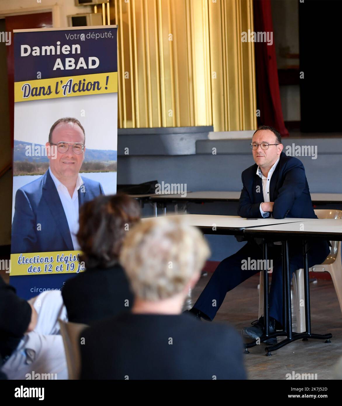 ©PHOTOPQR/LE PROGRES/Catherine AULAZ - Champdor-Corcelles 25/05/2022 - Réunion publique Damien Abad - 25 Mai 2022 -Campagne électorale pour les élections législatives 2022. Damien Abad, nommé Ministre des Solidarités, de l'autonomie et des personnes handicapées dans le nouveau gouvernement, est aussi député dans la 5e circonscription de l'Ain (divers droite). CE mercredi 25 Mai, il est allé à la rencontre des habitants du territoire à Champdor-Corcelles. - Frankreich, 25. 2022. Mai Öffentliche Sitzung Damien Abad - 25. Mai 2022 - Wahlkampf für die Parlamentswahlen 2022. Damien Abad, Appoi Stockfoto