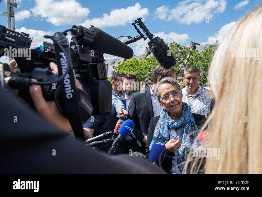 ©PHOTOPQR/OUEST FRANCE/Martin ROCHE / OUEST-FRANCE ; Villers-Bocage ; 21/05/2022 ; CE samedi 21 Mai 2022 la première ministre , candidate aux législatives pour la 6ème circoncription du Calvados Elisabeth Borne était présente à Villers - Bocage ( Calvados ) afin de rencontre les habitants et des commerçants de la commune , dans le cadre de sa campagne . Foto: Martin ROCHE - Frankreich, Mai 21. 2022 der Premierminister, Kandidat für den Wahlkreis Calvados 6., Elisabeth Borne, war in Villers - Bocage (Calvados) anwesend, um die Einwohner und Kaufleute der Stadt zu treffen, Stockfoto