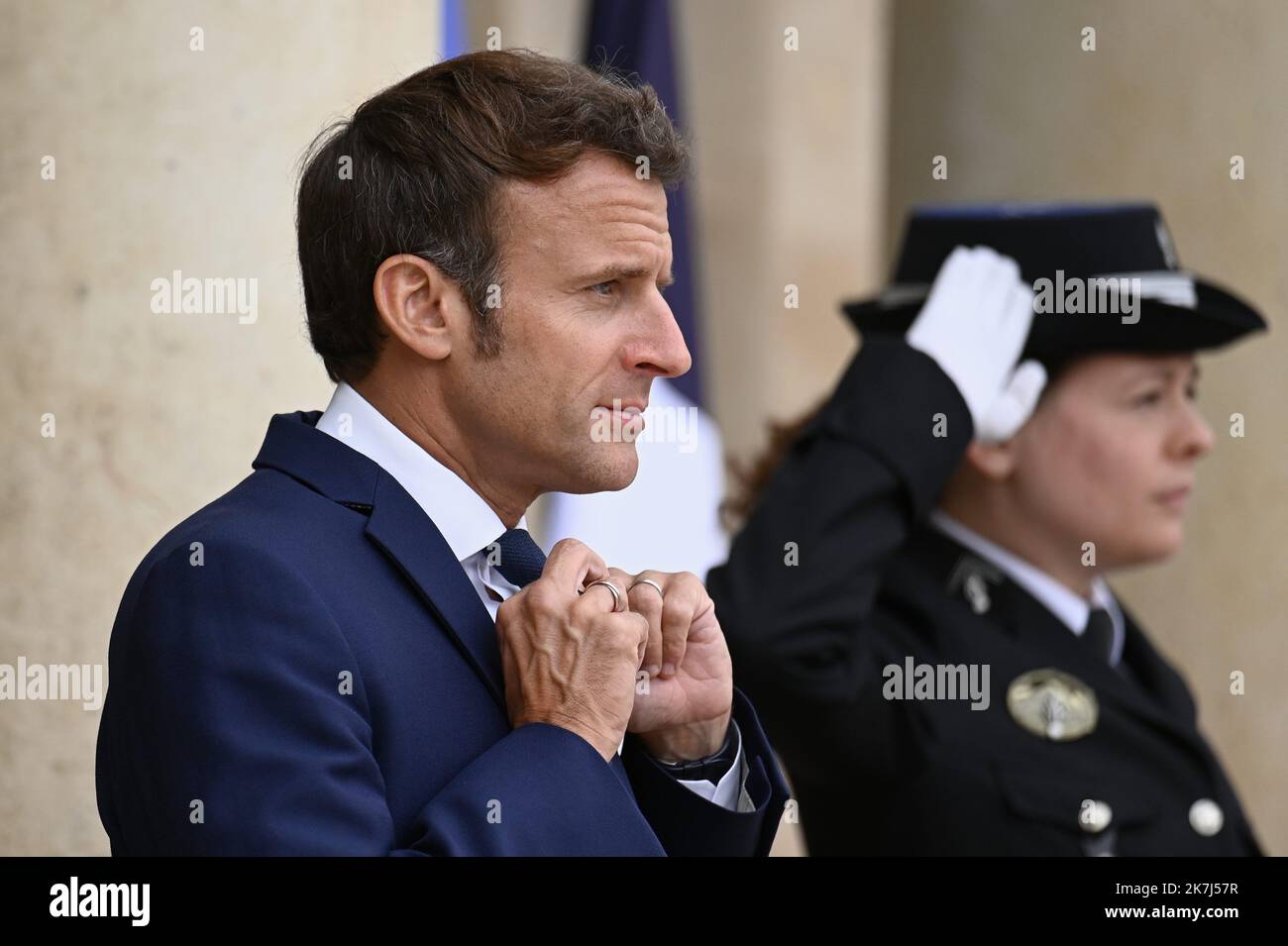 ©Julien Mattia / Le Pictorium/MAXPPP - Paris 03/06/2022 Julien Mattia / Le Pictorium - 3/6/2022 - Frankreich / Ile-de-France / Paris - Le President de la Republique Francaise, Emmanuel Macron recevait la Presidente de la Commission europeenne, Ursula von der Leyen au Palais de l'Elysee, le 3 Juin 2022. / 3/6/2022 - Frankreich / Ile-de-France (Region) / Paris - der Präsident der Französischen Republik, Emmanuel Macron, hat am 3. Juni 2022 die Präsidentin der Europäischen Kommission, Ursula von der Leyen, im Elysee-Palast empfangen. Stockfoto