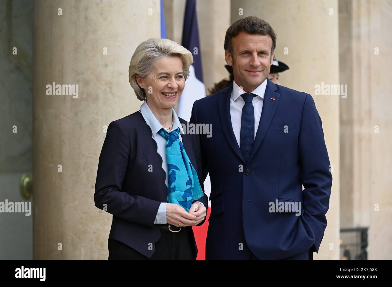 ©Julien Mattia / Le Pictorium/MAXPPP - Paris 03/06/2022 Julien Mattia / Le Pictorium - 3/6/2022 - Frankreich / Ile-de-France / Paris - Le President de la Republique Francaise, Emmanuel Macron recevait la Presidente de la Commission europeenne, Ursula von der Leyen au Palais de l'Elysee, le 3 Juin 2022. / 3/6/2022 - Frankreich / Ile-de-France (Region) / Paris - der Präsident der Französischen Republik, Emmanuel Macron, hat am 3. Juni 2022 die Präsidentin der Europäischen Kommission, Ursula von der Leyen, im Elysee-Palast empfangen. Stockfoto