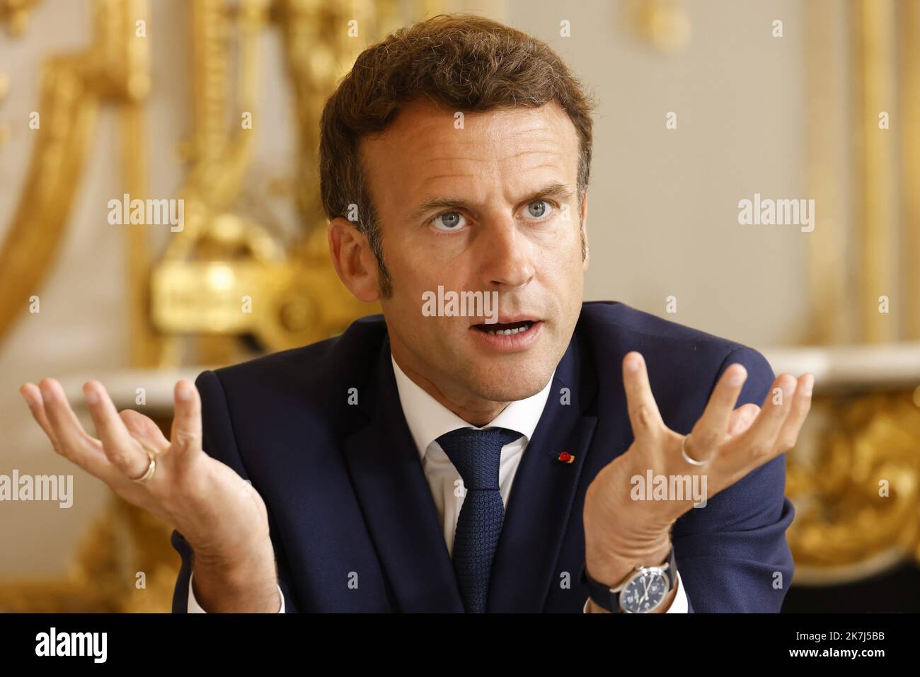 ©PHOTOPQR/LE PARISIEN/olivier corsan ; Paris ; 03/06/2022 ; Paris, Frankreich, le 3 juin 2022. Emmanuel Macron, le président de la République, a répondu aux questions d'un Pool de journalistes de la PQR (Presse Quotidienne Nationale) française **PHOTO POOL GRATUITES PQR** - der französische Präsident Emmanuel Macron empfängt französische Zeitungen. Stockfoto