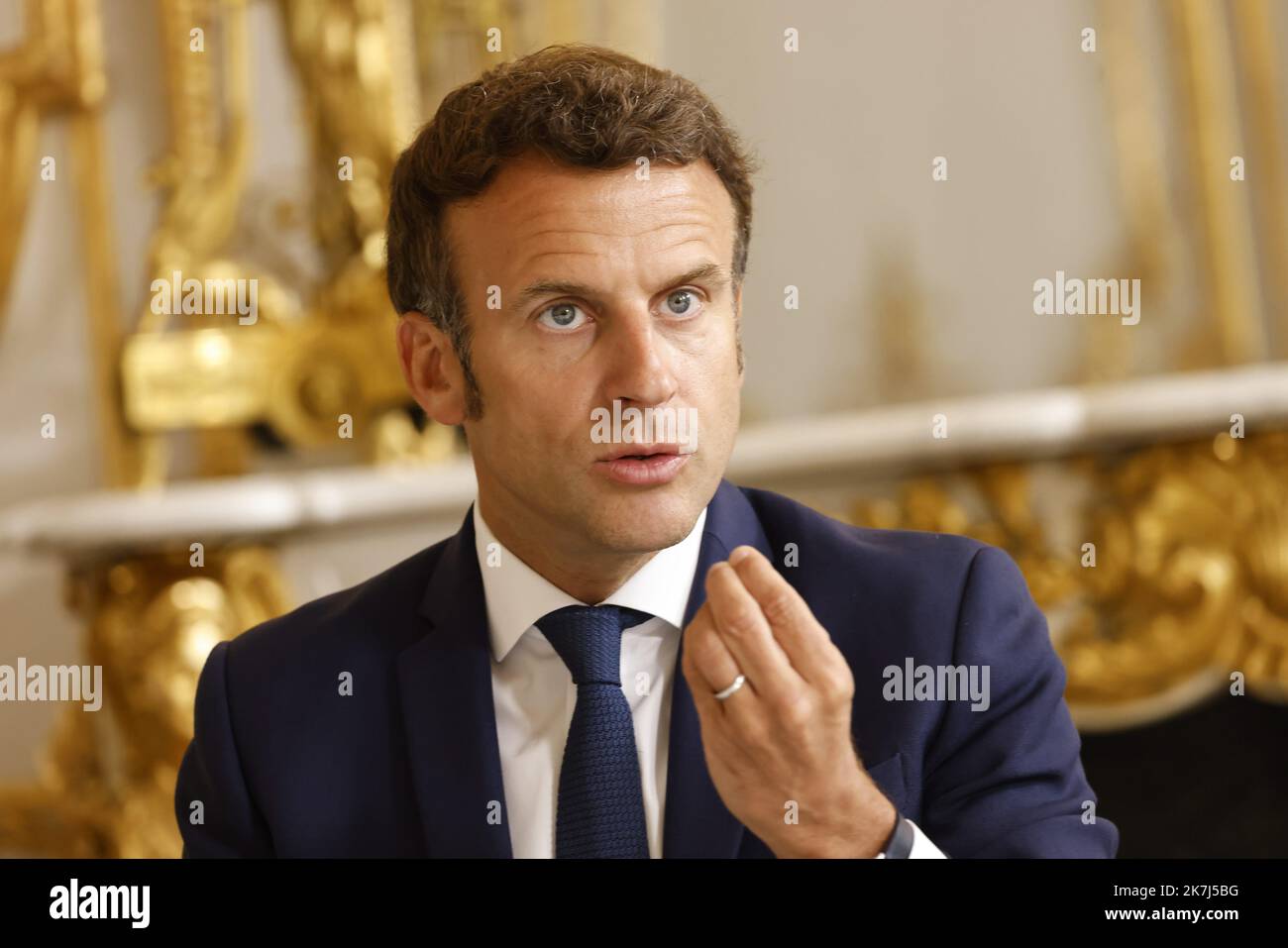 ©PHOTOPQR/LE PARISIEN/olivier corsan ; Paris ; 03/06/2022 ; Paris, Frankreich, le 3 juin 2022. Emmanuel Macron, le président de la République, a répondu aux questions d'un Pool de journalistes de la PQR (Presse Quotidienne Nationale) française **PHOTO POOL GRATUITES PQR** - der französische Präsident Emmanuel Macron empfängt französische Zeitungen. Stockfoto