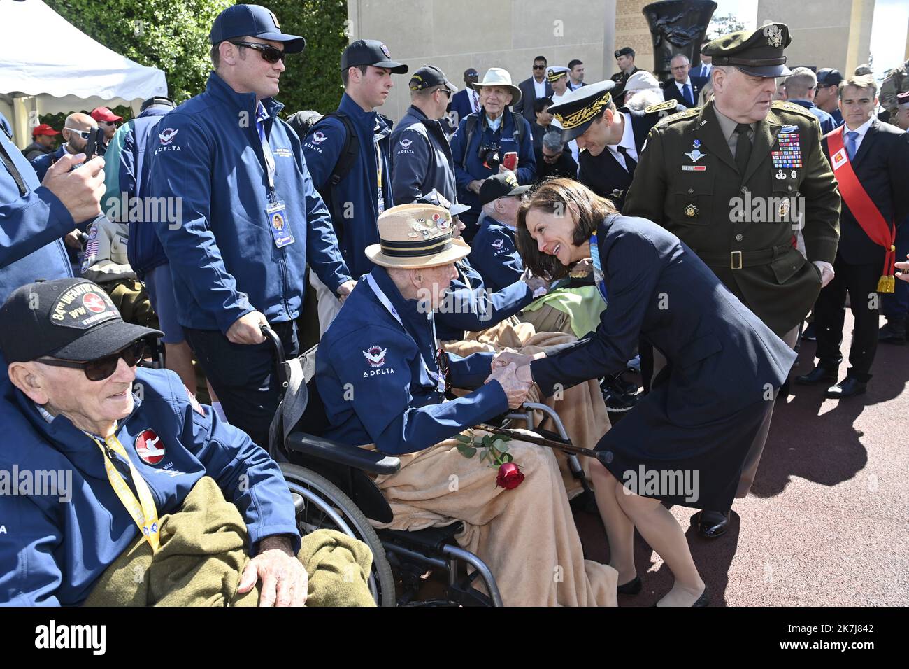 ©PHOTOPQR/OUEST FRANCE/Thomas Brégardis / Ouest-France ; Colleville-sur-Mer ; 06/06/2022 ; 78ème anniversaire du débarquement en Normandie (6 juin 1944) Colleville-sur-Mer (14). Cimetière américain. Jack M. Larson Salue Denise Campbell Bauer, Botschafterin des USA en France Thomas Byregis / Ouest-France - 78. Jahre Landung in der Normandie (6. Juni 1944) Stockfoto