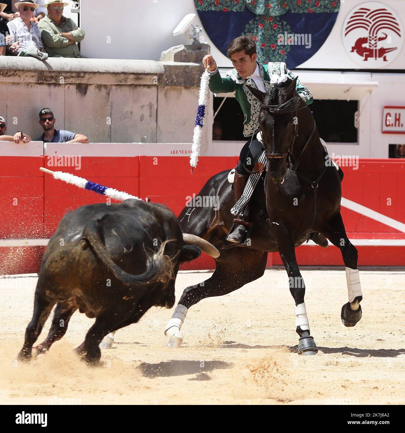 ©© CHRISTINE NUEL/WORLDPICLES/MAXPPP ; 6 JUIN 2022 / NIMES / FRANKREICH / FERIA DE PENTECOTE / CORRIDA EQUESTRE / GUILLERMO HERMOSO DE MENDOZA / Stockfoto