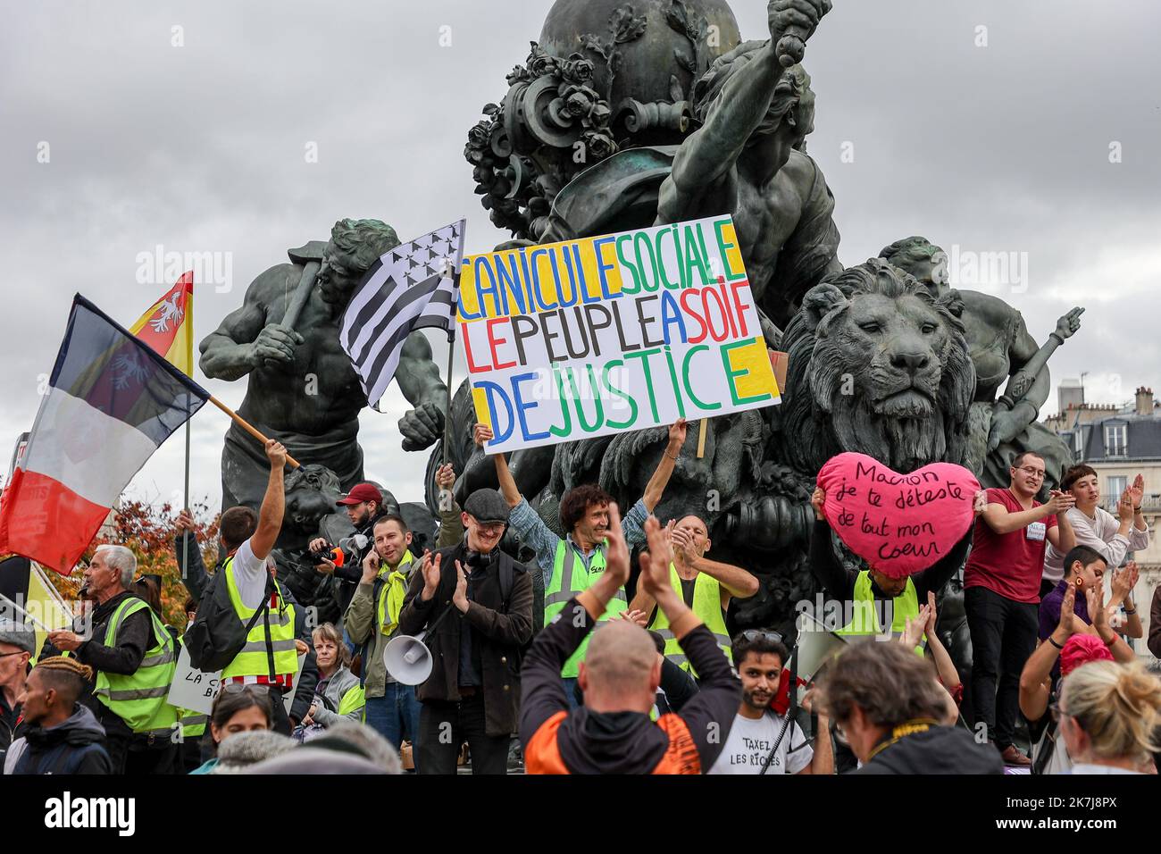 Paris, Frankreich. 16. Oktober 2022. Demonstranten halten während der Demonstration Plakate. Tausende von Menschen marschierten am Sonntag in Paris für einen "Kampf gegen die hohen Lebenshaltungskosten und Klimauntätigkeit", der von der Neuen Ökologischen und Sozialen Volksunion (Nupes) organisiert wurde, bei dem es sich um rund 140.000 Demonstranten handelte, wie die Organisatoren mitteilten, 30.000 von der Polizei. Mehrere Abgeordnete der 'NUPES waren an diesem märz anwesend. Kredit: SOPA Images Limited/Alamy Live Nachrichten Stockfoto