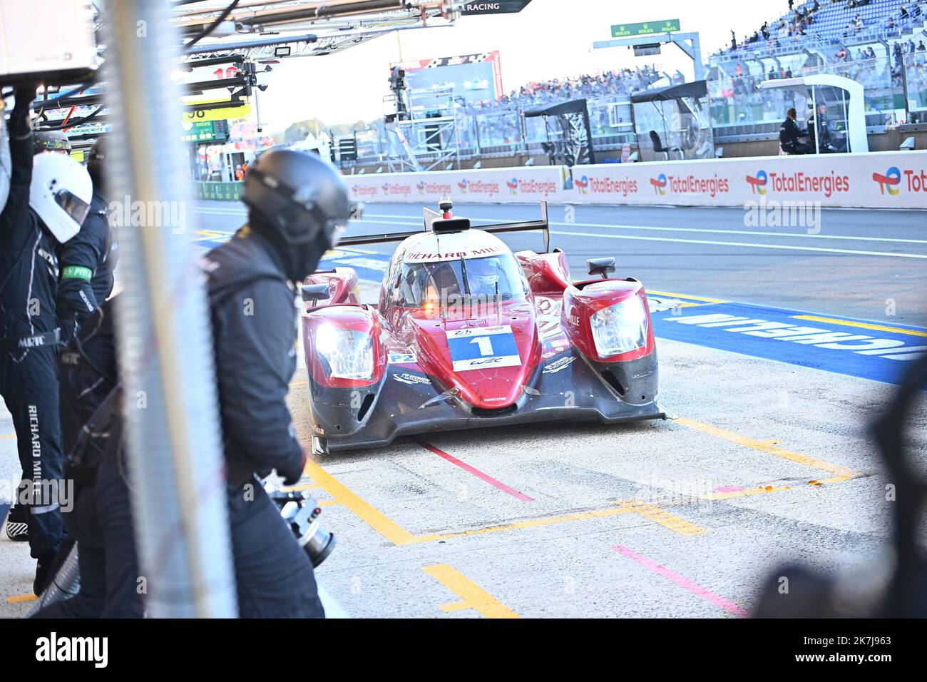 ©Alexandre Dimou/ALEXPRESS/MAXPPP - 12 / 06 /2022 / Frankreich / Le Mans / Sport / Auto / WEC / 24h du MANS / LMP2 / Richard Mille Racing / Lilou WADOUX - Charles MILESI - Sebastien OGIER die 2022 24 Stunden von Le Mans sind die 90. 24 Stunden von Le Mans und findet am 11. Und 12. Juni 2022 statt. Es ist die 3. Runde der FIA-Langstrecken-Weltmeisterschaft 2022 Stockfoto