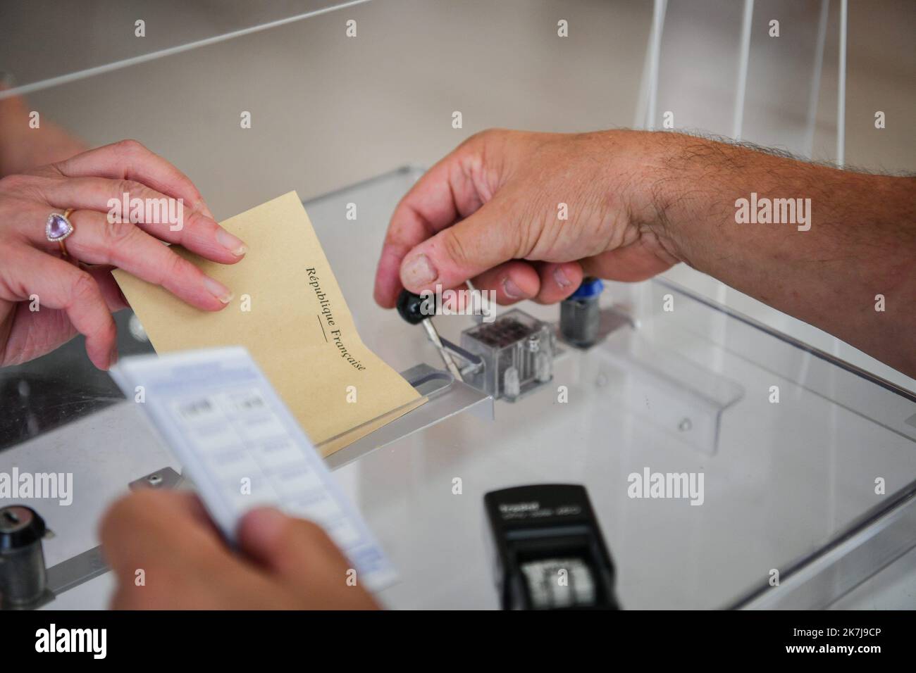 ©PHOTOPQR/BERRY REPUBLICAIN/Pierrick DELOBELLE ; ; 12/06/2022 ; Premier Tour des élections législatives 2022 dans le Cher, Illustration, vote, Bureau de vote, isoloir, bulletin, député, Partizipation, Enthaltung, politique, le 12-06-22, Fotos Pierrick Delobelle Saint-Doulchard Stockfoto