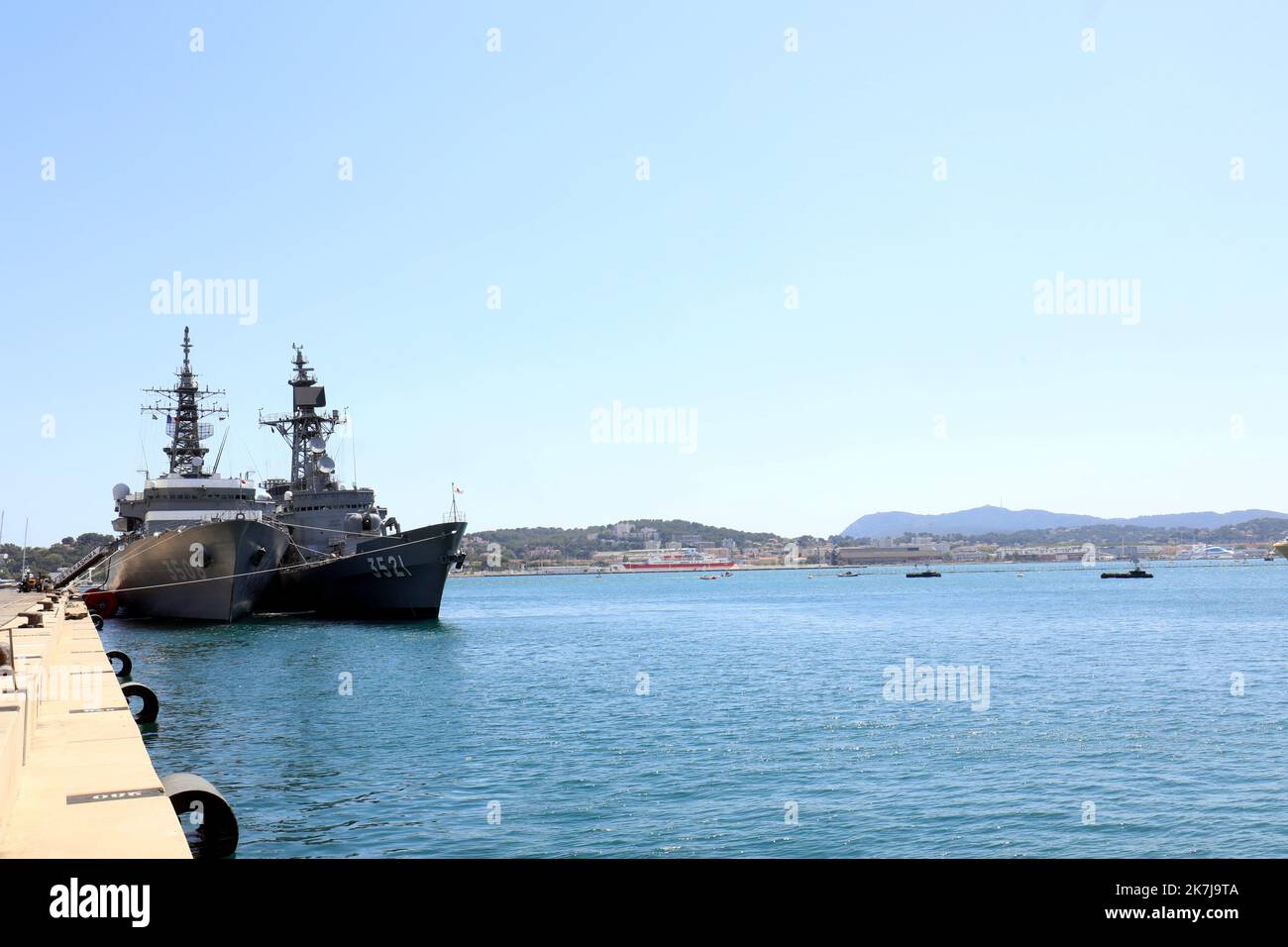 ©PHOTOPQR/NICE MATIN/Valerie Le Parc ; Toulon ; 13/06/2022 ; VISITE DU BATEAU JAPONAIS KASHIMA Bâteaux japonais en escale à Toulon. Base navale La dernière fois que le Port militaire varois a accueilli un navire de guerre japonais remonte à 1983. A partir du samedi 11 juin, le navire-École Kashima, bâtiment de la Force maritime d’autodéfense japonaise, sera en escale à Toulon, et ce jusqu’au 14 juin. Stockfoto