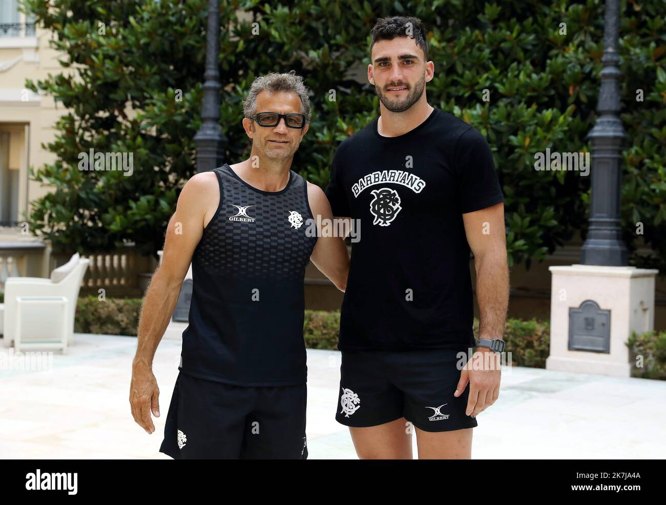 ©PHOTOPQR/NICE MATIN/Jean François Ottonello ; Monaco ; 14/06/2022 ; Le sélectionneur du quinze de France, Fabien Galthié, à la tête des Barbarians britanniques pour la rencontre face à l'Angleterre, le 19 juin à Twickenham avec le capitaine de la selection , Charles Ollivon . ICI à l'Hotel Hermitage de Monaco - vor dem Rugby France England in Twickenham Stockfoto