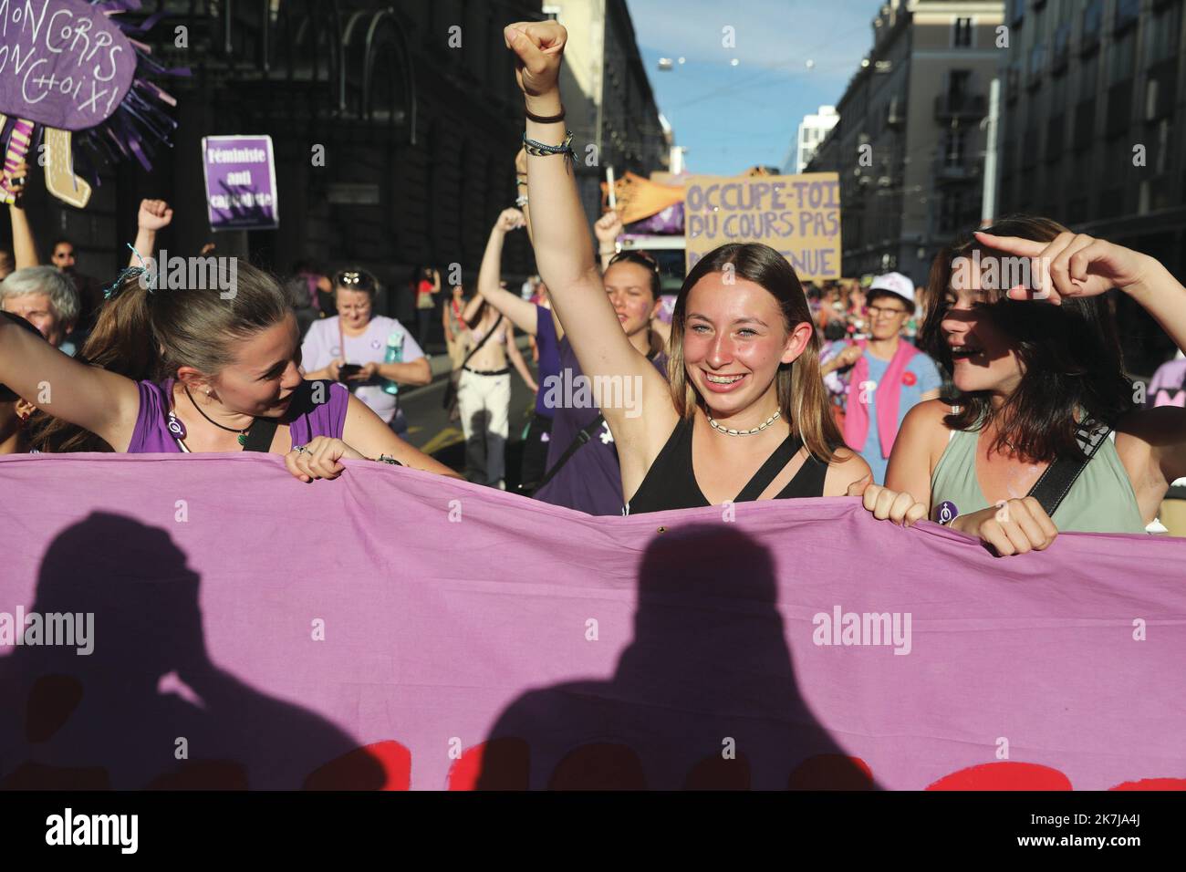 ©PHOTOPQR/LE DAUPHINE/Grégory YETCHMENIZA ; Genève ; 14/06/2022 ; Grégory YETCHMENIZA / LE DAUPHINE LIBERE / Photopqr GENEVE (SUISSE) LE 14 JUIN 2022 Les femmes descendent dans la rue pour l'égalité des geschlechts dans toute la Suisse. A Genève, la Manifestation a réuni plus de 4000 personnes. La mobilization était placée sous le signe de l'Opposition à la réforme AVS21 et pour l'introduction du Consentement en matière de Relations sexuelles dans le Code pénal. GENF (SCHWEIZ) 14. JUNI 2022 Frauen gehen schweizweit auf die Straße für die Gleichstellung der Geschlechter. In Genf kam die Veranstaltung zusammen Stockfoto