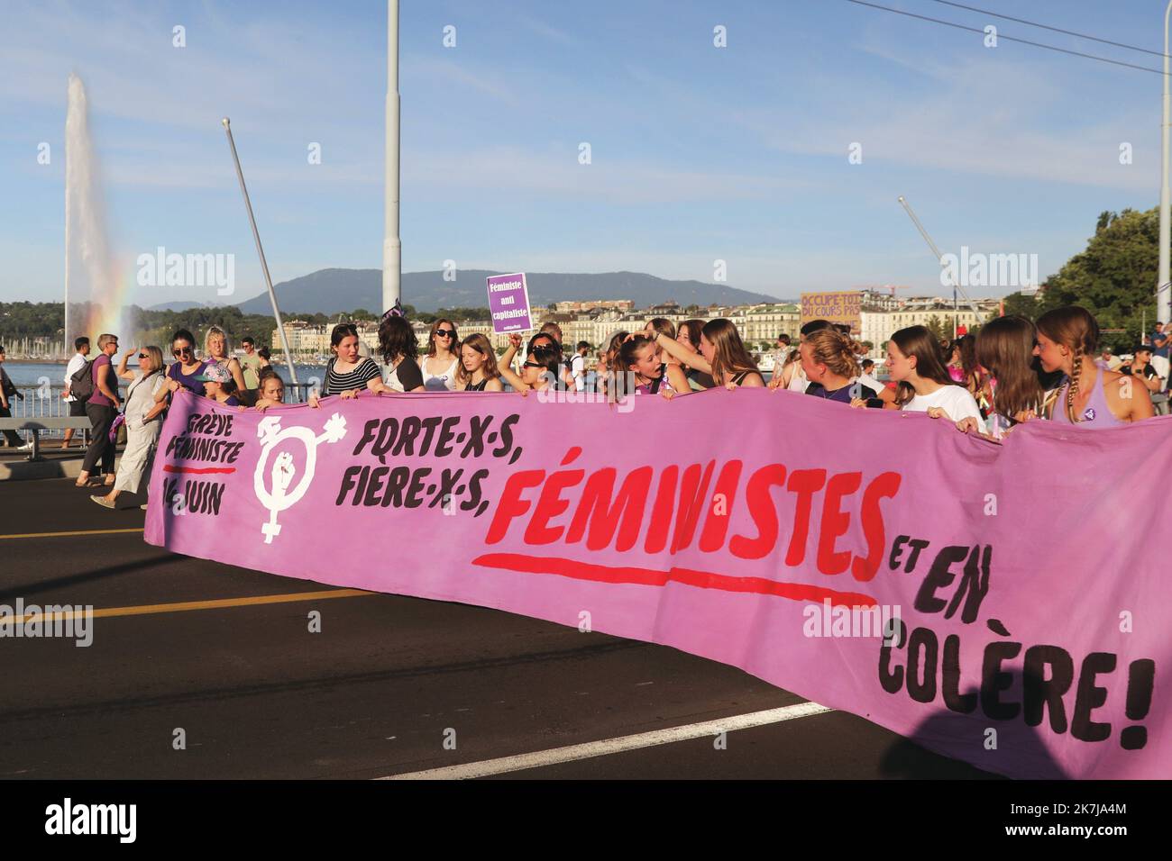 ©PHOTOPQR/LE DAUPHINE/Grégory YETCHMENIZA ; Genève ; 14/06/2022 ; Grégory YETCHMENIZA / LE DAUPHINE LIBERE / Photopqr GENEVE (SUISSE) LE 14 JUIN 2022 Les femmes descendent dans la rue pour l'égalité des geschlechts dans toute la Suisse. A Genève, la Manifestation a réuni plus de 4000 personnes. La mobilization était placée sous le signe de l'Opposition à la réforme AVS21 et pour l'introduction du Consentement en matière de Relations sexuelles dans le Code pénal. GENF (SCHWEIZ) 14. JUNI 2022 Frauen gehen schweizweit auf die Straße für die Gleichstellung der Geschlechter. In Genf kam die Veranstaltung zusammen Stockfoto