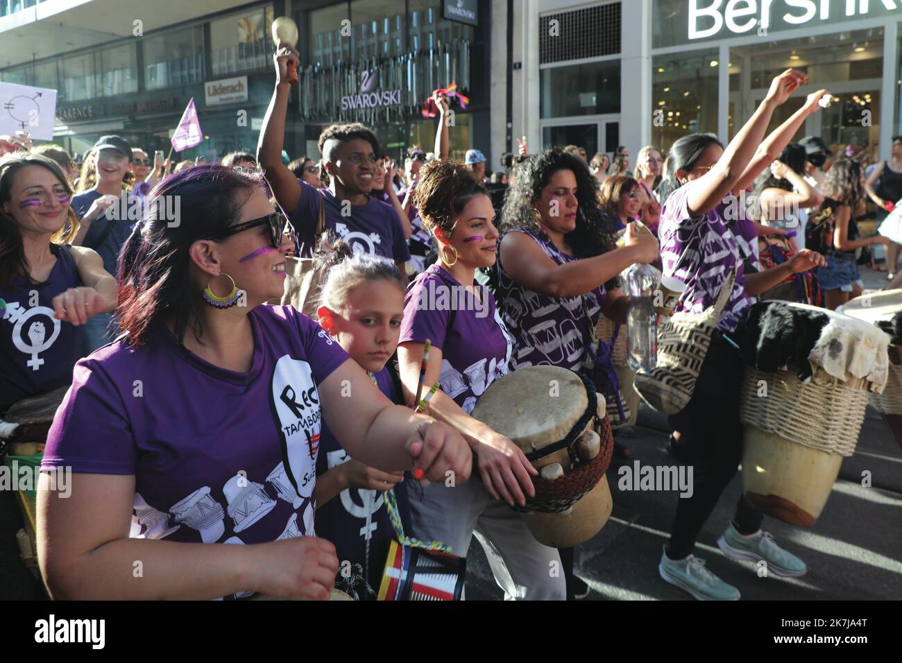 ©PHOTOPQR/LE DAUPHINE/Grégory YETCHMENIZA ; Genève ; 14/06/2022 ; Grégory YETCHMENIZA / LE DAUPHINE LIBERE / Photopqr GENEVE (SUISSE) LE 14 JUIN 2022 Les femmes descendent dans la rue pour l'égalité des geschlechts dans toute la Suisse. A Genève, la Manifestation a réuni plus de 4000 personnes. La mobilization était placée sous le signe de l'Opposition à la réforme AVS21 et pour l'introduction du Consentement en matière de Relations sexuelles dans le Code pénal. GENF (SCHWEIZ) 14. JUNI 2022 Frauen gehen schweizweit auf die Straße für die Gleichstellung der Geschlechter. In Genf kam die Veranstaltung zusammen Stockfoto