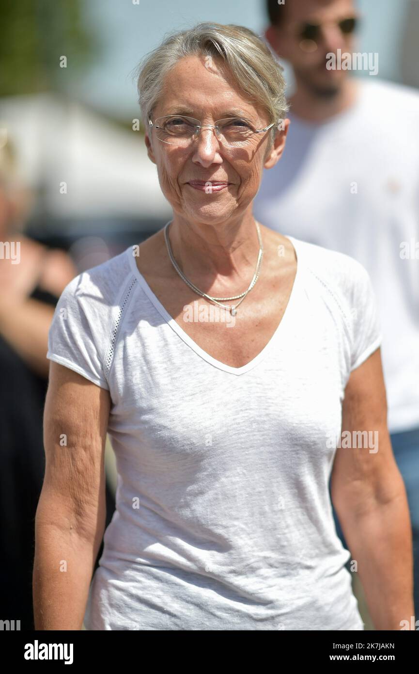 ©FRANCK CASTEL/MAXPPP - 20220006 die französische Premierministerin Elisabeth Borne spricht am 17. Juni 2022 im Rahmen des Wahlkampfs für die französischen Parlamentswahlen mit einem Metzger neben dem Bürgermeister von Clecy, Raymond Carville, während eines Besuchs in Clecy, Nordostfrankreich. Stockfoto
