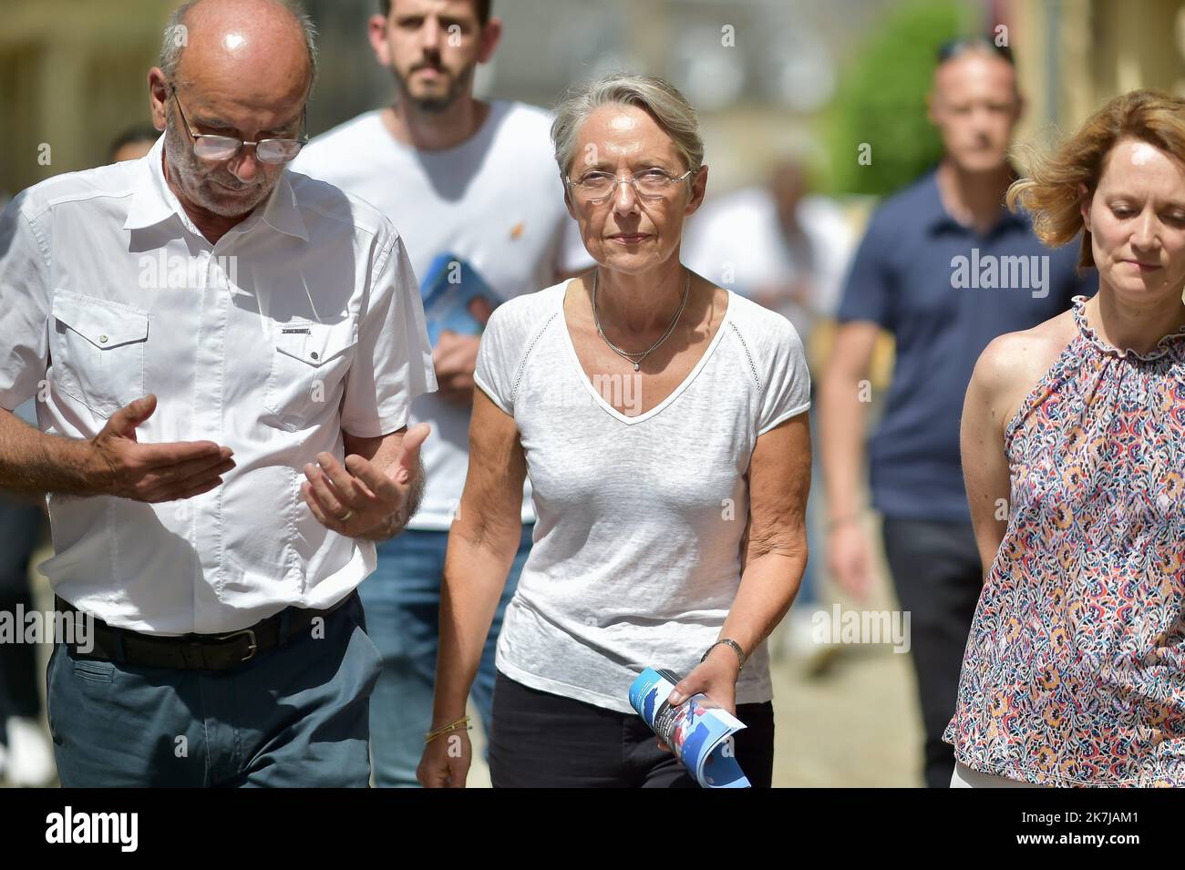 ©FRANCK CASTEL/MAXPPP - 20220006 die französische Premierministerin Elisabeth Borne spricht am 17. Juni 2022 im Rahmen des Wahlkampfs für die französischen Parlamentswahlen mit einem Metzger neben dem Bürgermeister von Clecy, Raymond Carville, während eines Besuchs in Clecy, Nordostfrankreich. Stockfoto