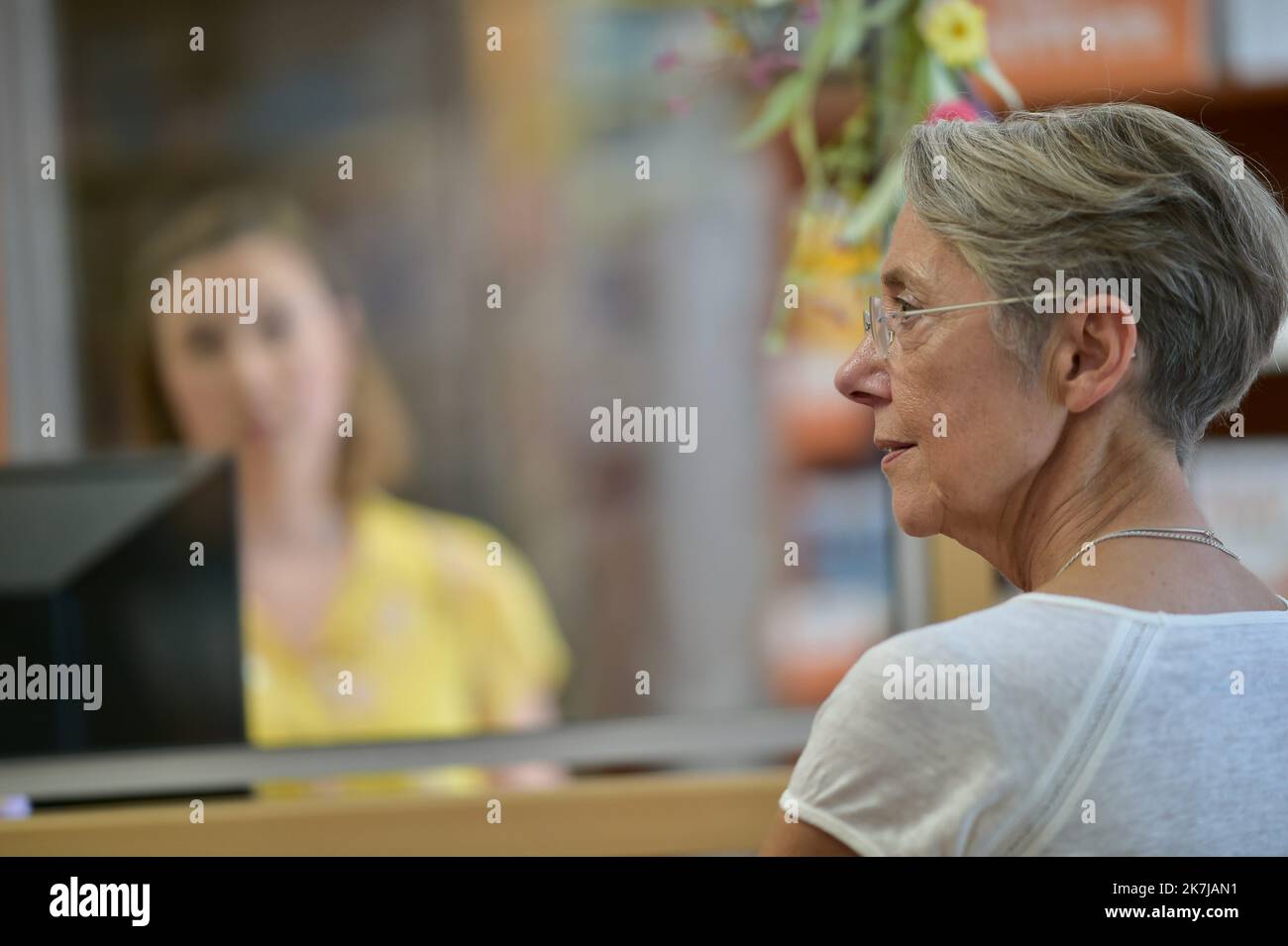 ©FRANCK CASTEL/MAXPPP - 20220006 die französische Premierministerin Elisabeth Borne spricht am 17. Juni 2022 im Rahmen des Wahlkampfs für die französischen Parlamentswahlen mit einem Metzger neben dem Bürgermeister von Clecy, Raymond Carville, während eines Besuchs in Clecy, Nordostfrankreich. Stockfoto