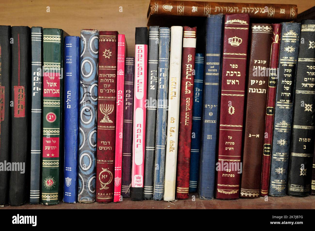 Mishnah Bücher in einer Jeschiwa in Geula, Jerusalem, Israel. Stockfoto