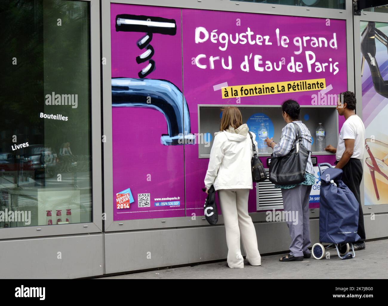 ©Alain Delpey/MAXPPP - PARIS 21/07/2014 Frankreich, Paris, Canicule a Paris Sie müssen kein stilles Wasser mehr in Flaschen kaufen. Auf der Seite eines konsequent ökologischen Ansatzes hat die Pariser Hauptstadt tatsächlich Trinkwasserbrunnen eingerichtet, die nach Wahl und nach Beliegen ein stilles oder sprudelndes Wasser im freien Zugang liefern. Foto Alain Delpey / Maxppp.?Fini de devoir acheter de l Eau petillante en bouteille. Prenant le parti d une demarche resolument ecologiste, la capitale parisienne a en effet mis en place des fontaines a Eau potable delivrant au choix et a volonte, une Eau plate ou petillante en libre acces. Stockfoto