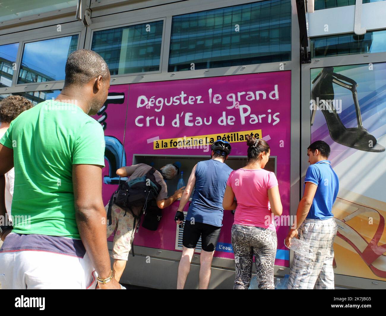 ©Alain Delpey/MAXPPP - PARIS 25/07/2014 Frankreich, Paris, Canicule a Paris Sie müssen kein stilles Wasser mehr in Flaschen kaufen. Auf der Seite eines konsequent ökologischen Ansatzes hat die Pariser Hauptstadt tatsächlich Trinkwasserbrunnen eingerichtet, die nach Wahl und nach Beliegen ein stilles oder sprudelndes Wasser im freien Zugang liefern. Foto Alain Delpey / Maxppp.?Fini de devoir acheter de l Eau petillante en bouteille. Prenant le parti d une demarche resolument ecologiste, la capitale parisienne a en effet mis en place des fontaines a Eau potable delivrant au choix et a volonte, une Eau plate ou petillante en libre acces. Stockfoto