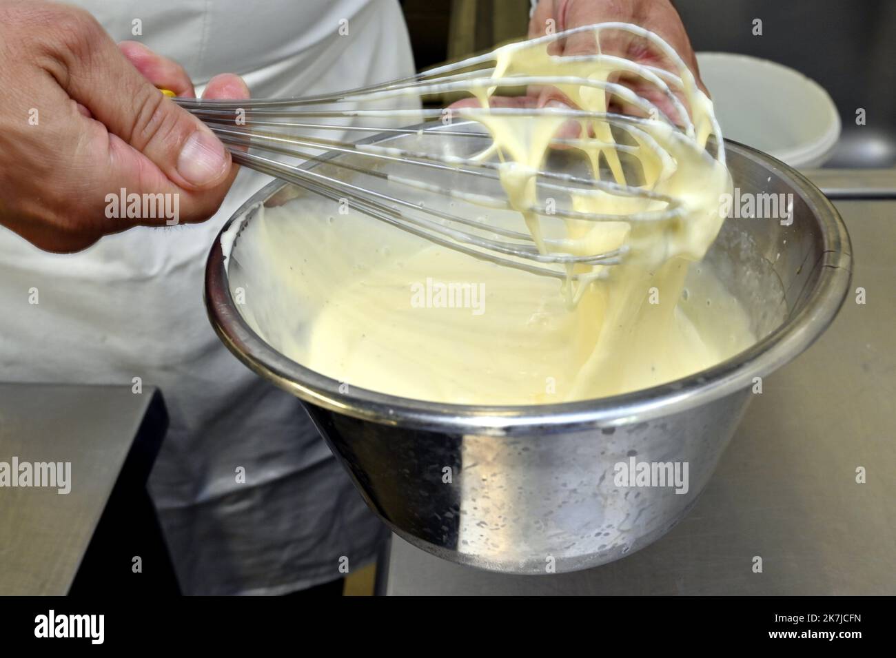 ©PHOTOPQR/L'EST REPUBLICAIN/ALEXANDRE MARCHI ; ESSEY-LES-NANCY ; 12/05/2022 ; KÜCHE - RECETTE - QUICHE LORRAINE - TERROIR. Essey-lès-Nancy 12 Mai 2022. La miguaine pour la recette de la quiche Lorraine par le Meilleur Ouvrier de France (MOF) Laurent LALEVEE. FOTO Alexandre MARCHI. - Essay les Nancy, Frankreich, Mai 12. 2022. Frankreich Gastronomie, im Nordosten Frankreichs: Das Rezept für Quiche Lorraine des Meilleur Ouvrier de France (MOF) Laurent LALEVEE. Stockfoto