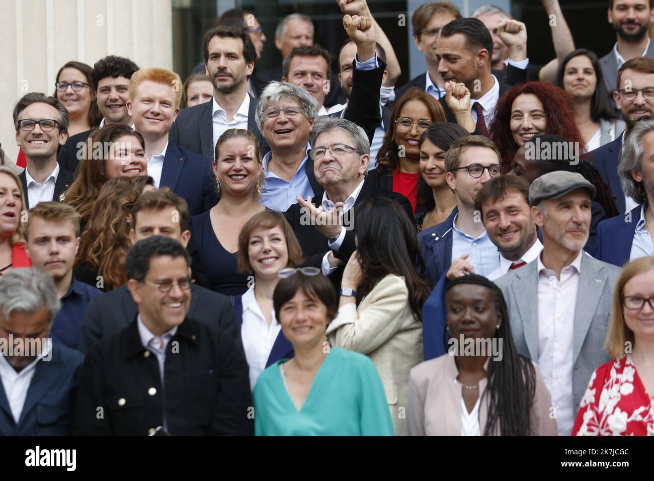 ©Sebastien Muylaert/MAXPPP - Paris 21/06/2022 Fraktionsvorsitzender der französischen Linken La France Insoumise (LFI), Mitglied des Parlaments und Vorsitzender der linken Koalition Nupes (Nouvelle Union Populaire Ecologique et Sociale - Neue ökologische und soziale Union), Jean-Luc Melenchon (C) posiert zwei Tage nach den Parlamentswahlen mit Abgeordneten der LFI und Mitgliedern der NUPES vor der Assemblee Nationale (Nationalversammlung) in Paris. 21.06.2022 Stockfoto