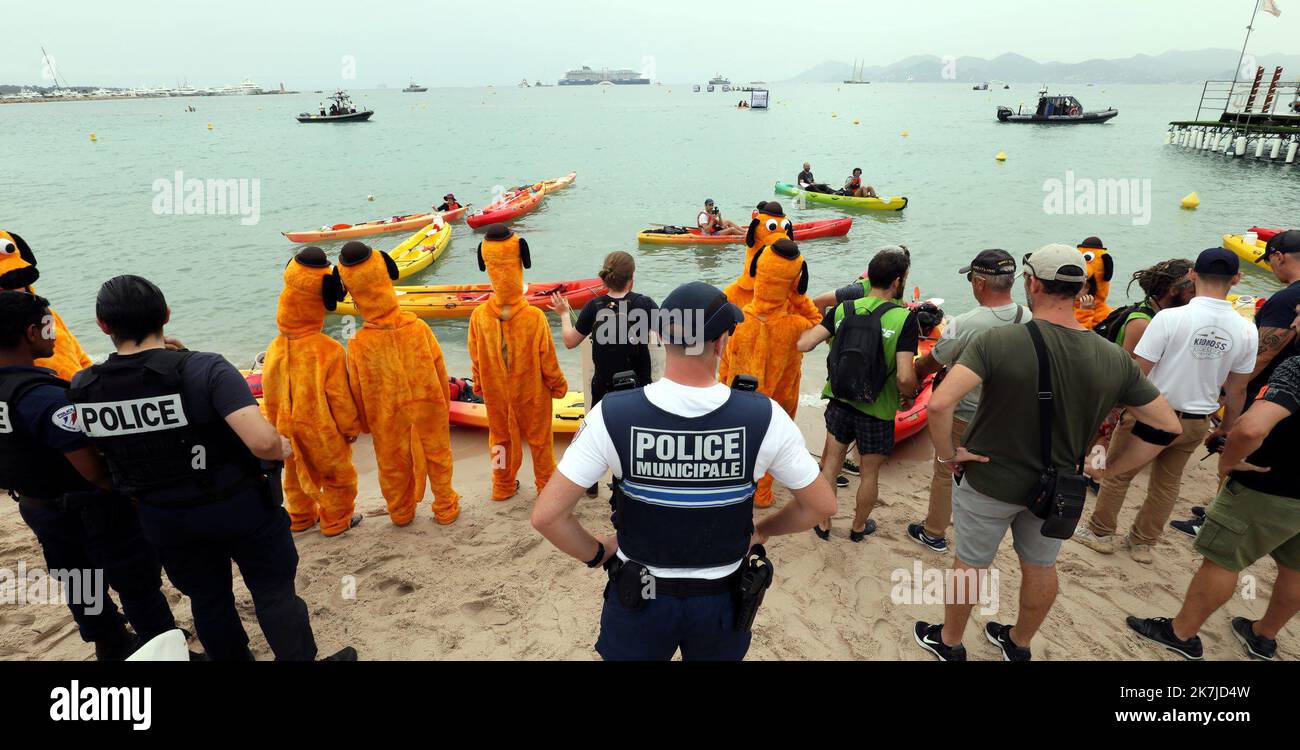 ©PHOTOPQR/NICE MATIN/Patrice Lapoirie ; Cannes ; 22/06/2022 ; Manifestations écologiques greenpeace Plage Cannes Cannes, Frankreich , juni 22. 2022 Greenpeace Protest for ecology on the Cannes Bay Stockfoto