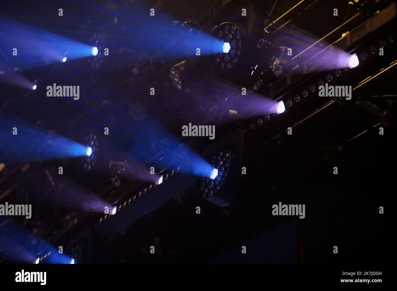 LED-Leuchten hängen über der Konzertbühne. Selektiver Fokus. Stockfoto