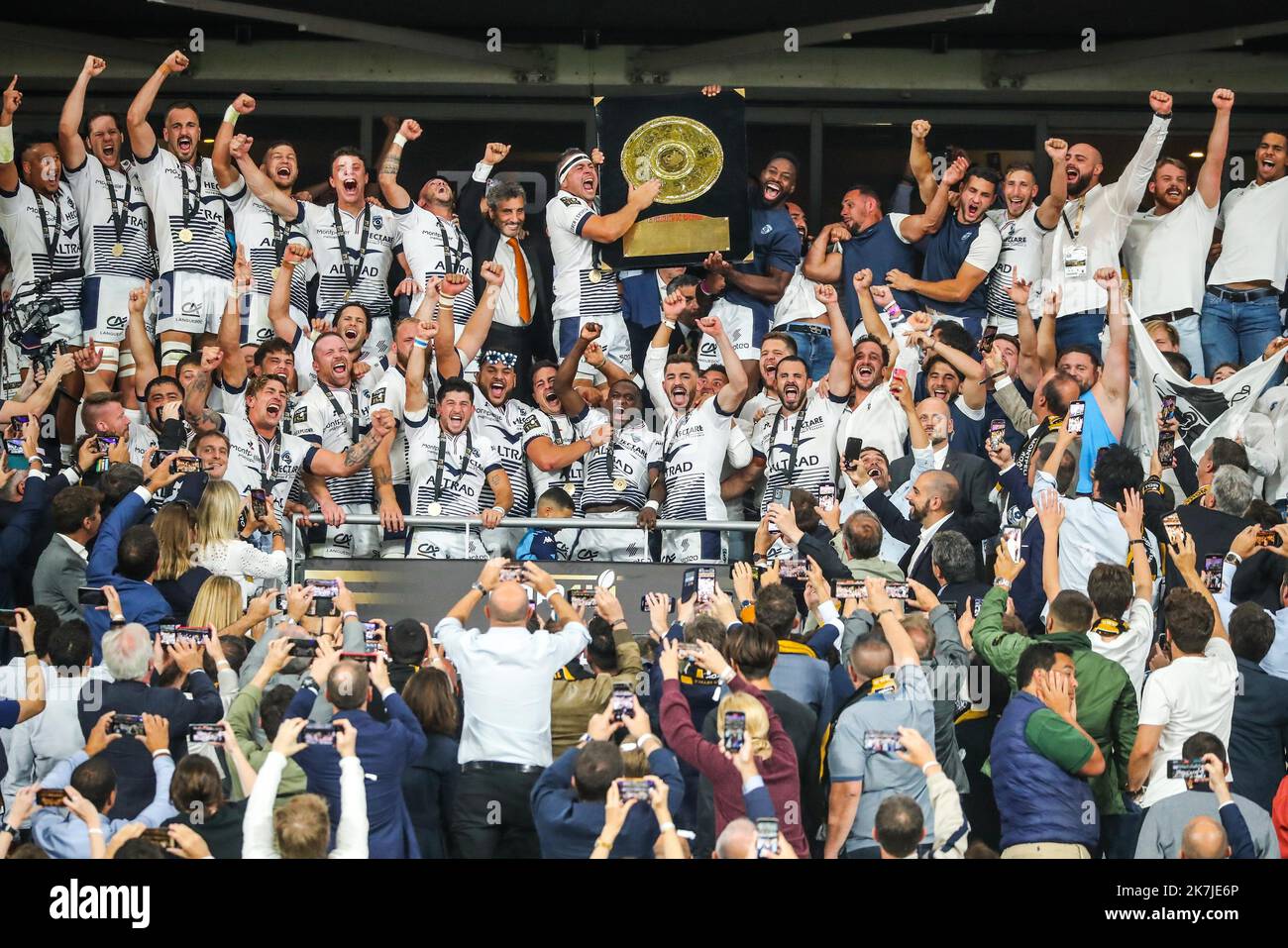 ©Christophe Petit Tesson/MAXPPP - 24/06/2022 ; SAINT DENIS ; FRANKREICH - Montpelliers französisch-syrischer Präsident Mohed Altrad (CL), Montpelliers französischer Hooker Guilhem Guirado (C), Montpelliers französischer Flanker Fulgence Ouedraogo (CR) und seine Teamkollegen feiern mit der Bouclier de Brennus-Trophäe, nachdem sie am 24. Juni 2022 das TOP 14 Rugby-Finale zwischen Castres und Montpellier beim Stade de France in Saint Denis, Frankreich, gewonnen haben. Stockfoto