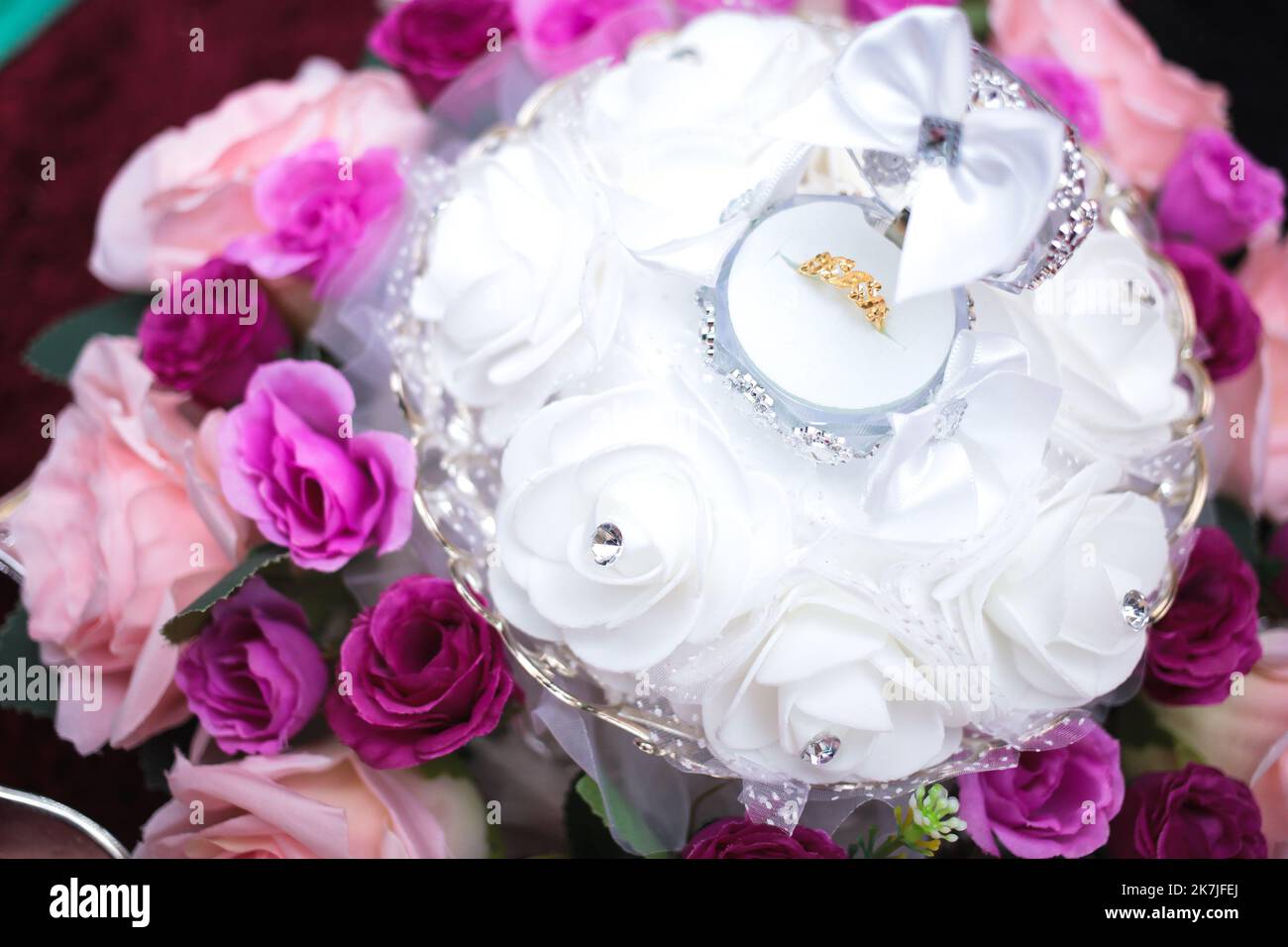 Nahaufnahme des eleganten Diamantrings und selektiver Fokus. Liebes- und Hochzeitskonzept. Stockfoto