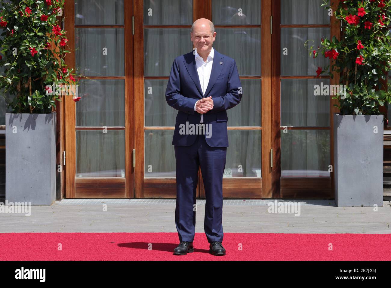 ©Pierre Teyssot/MAXPPP ; G7 Summit Deutschland 2022 . Elmau, KrÃ¼n, Deutschland am 27. Juni 2022. Olaf Scholz die Bundeskanzlerin begrüßt G7 Führungskräfte und Teilnehmer des Outreach-Programms zu einem Familienfoto. Olaf Scholz Bundeskanzler und Frau Ernst. â© Pierre Teyssot/Maxppp Stockfoto