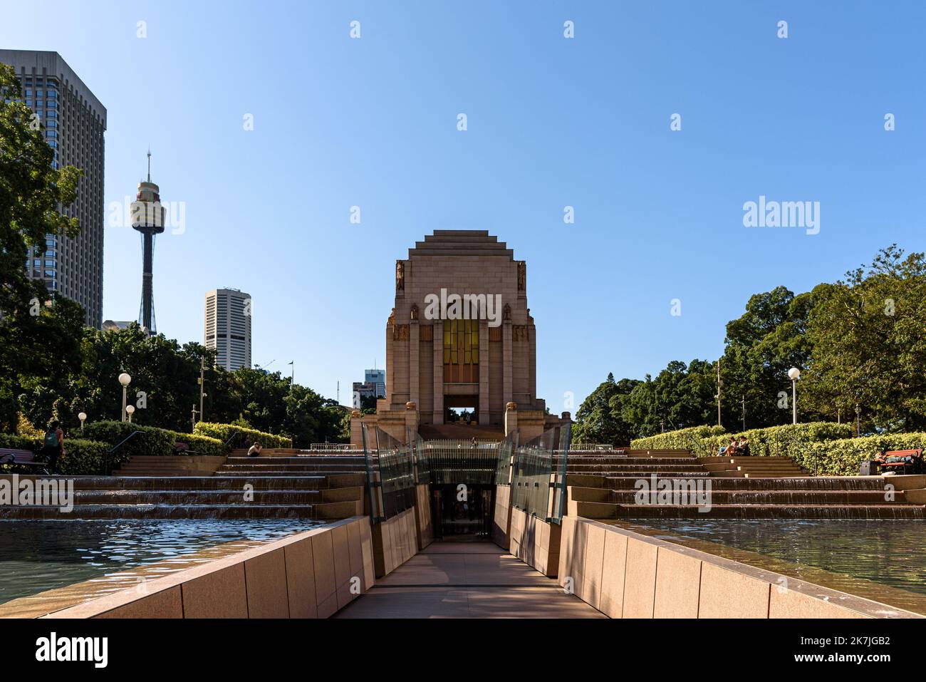 Der Cascade-Gehweg der Jahrhundertverlängerung zum ANZAC Memorial im Hyde Park in Sydney, Australien Stockfoto