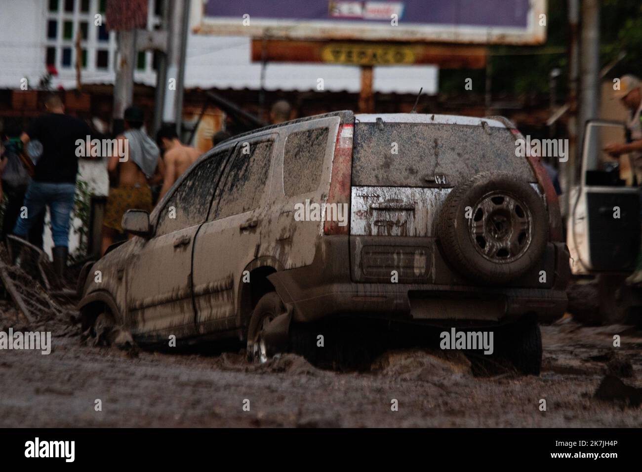 Maracay, Aragua, Venezuela. 17. Oktober 2022. 17. Oktober 2022. Regenfälle verursachen Überschwemmungen und Erdrutsche, im Sektor der Kastanie sind mehrere Todesfälle bekannt, in der Stadt Maracay, Aragua Staat. Foto: Juan Carlos Hernandez (Bild: © Juan Carlos Hernandez/ZUMA Press Wire) Stockfoto