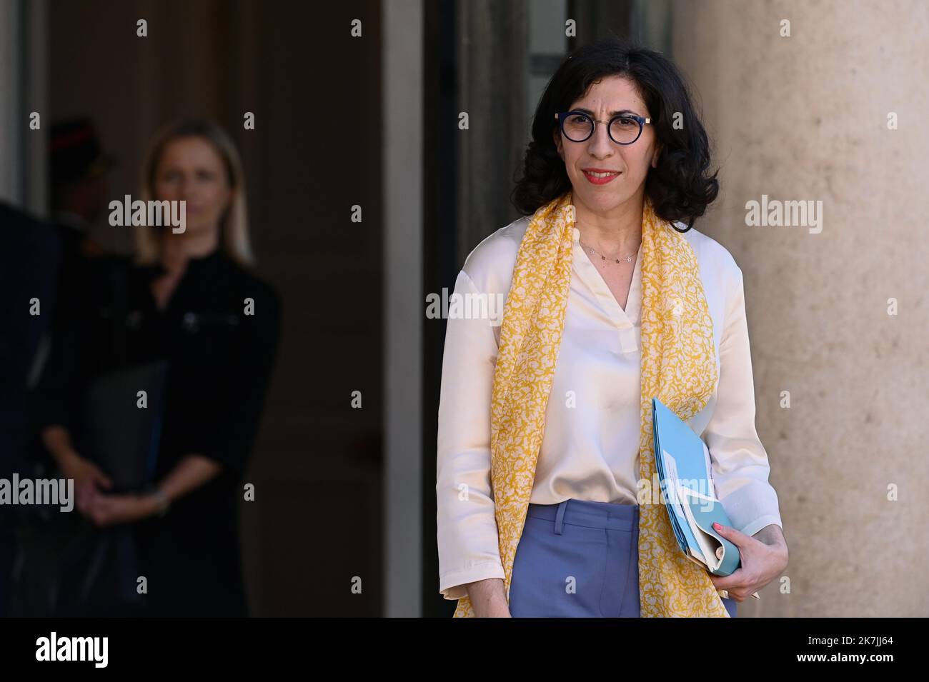 ©Julien Mattia / Le Pictorium/MAXPPP - Paris 05/07/2022 Julien Mattia / Le Pictorium - 5/7/2022 - Frankreich / Ile-de-France / Paris - Rima ABDUL-MALAK, Ministre de la Culture en sortie du Conseil des Ministres, A Paris le 04 Juillet 2022 / 5/7/2022 - Frankreich / Ile-de-France (Region) / Paris - Rima ABDUL-MALAK, Kulturministerin beim Austritt aus dem Ministerrat, am 04. Juli 2022 in Paris Stockfoto