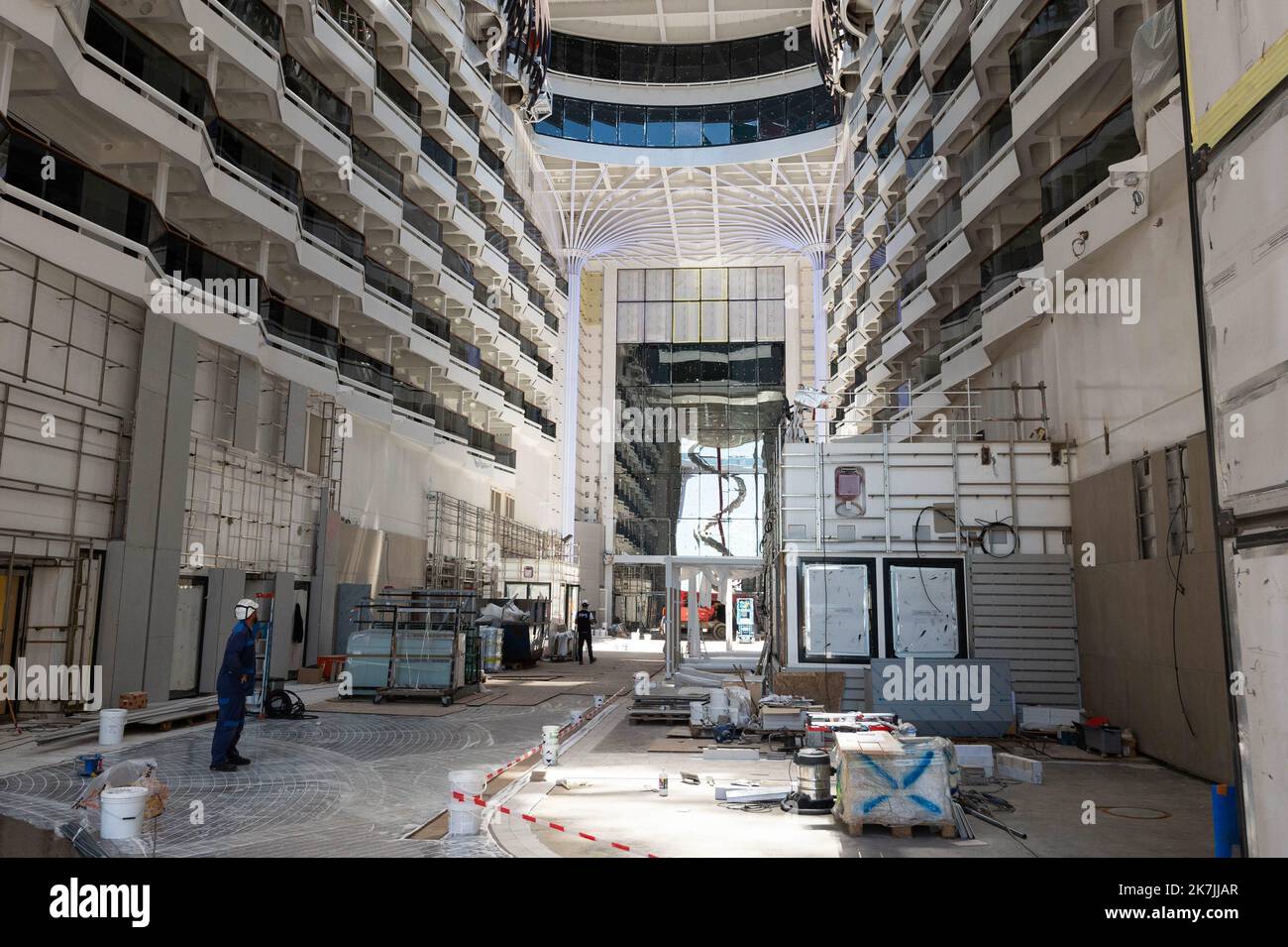 ©PHOTOPQR/OUEST FRANCE/Mathieu Pattier / Ouest France ; Saint Nazaire ; 05/07/2022 ; Visite du MSC World Europa en fin de construction aux chantiers de l'Atlantique de Saint Nazaire. CE paquebot sera le Premier construit en France à Propulsion GPL, il se veut plus écologique que ses prédécesseurs, il est vu comme l'avant-Garde des bateaux de croisières. - Saint Nazaire, Frankreich, juli 5. 2022 MSC World Europa wird in Chantier de l'Atlantique, shipchandlers in Saint Nazaire gebaut Stockfoto