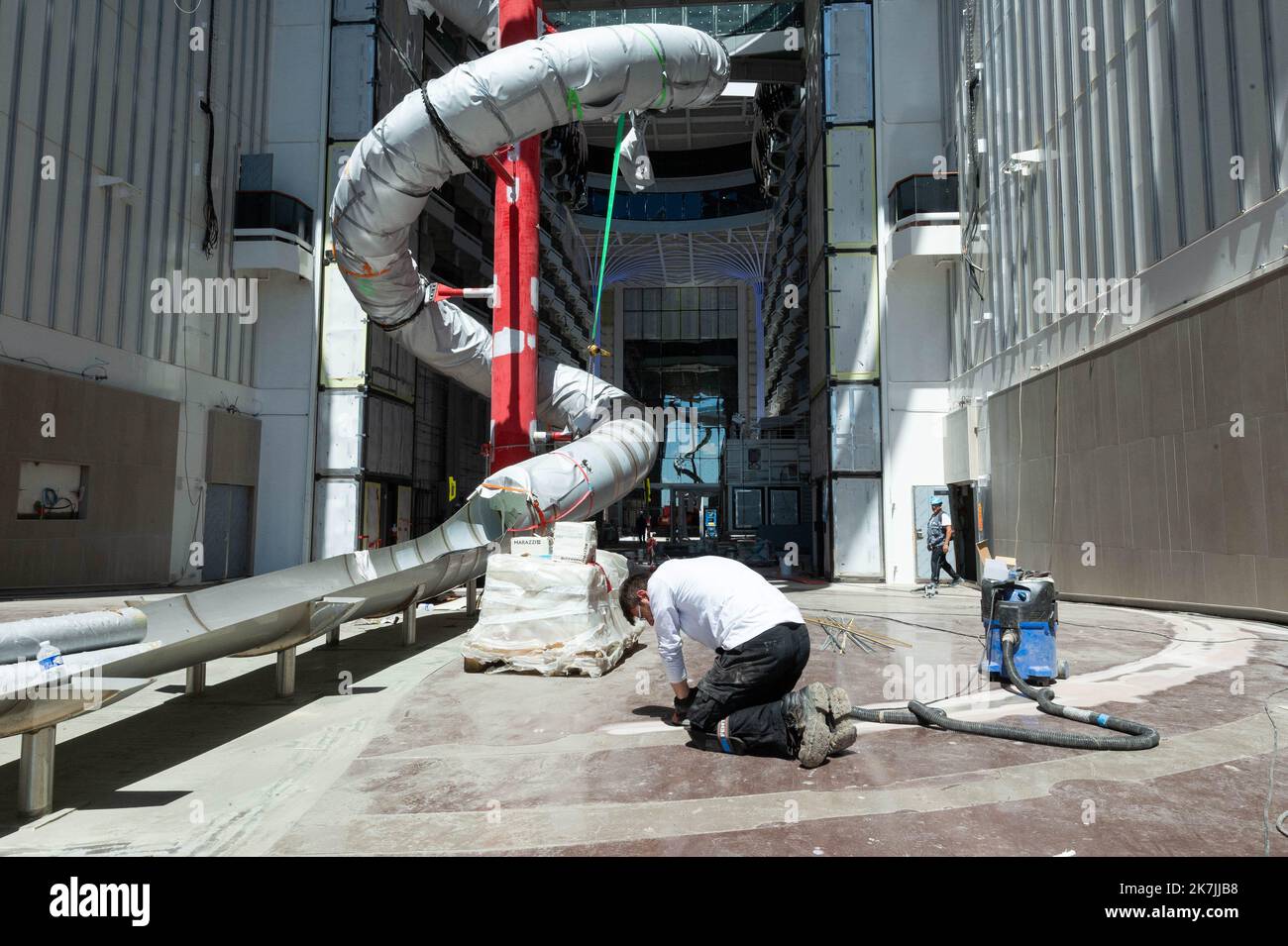 ©PHOTOPQR/OUEST FRANCE/Mathieu Pattier / Ouest France ; Saint Nazaire ; 05/07/2022 ; Visite du MSC World Europa en fin de construction aux chantiers de l'Atlantique de Saint Nazaire. CE paquebot sera le Premier construit en France à Propulsion GPL, il se veut plus écologique que ses prédécesseurs, il est vu comme l'avant-Garde des bateaux de croisières. - Saint Nazaire, Frankreich, juli 5. 2022 MSC World Europa wird in Chantier de l'Atlantique, shipchandlers in Saint Nazaire gebaut Stockfoto