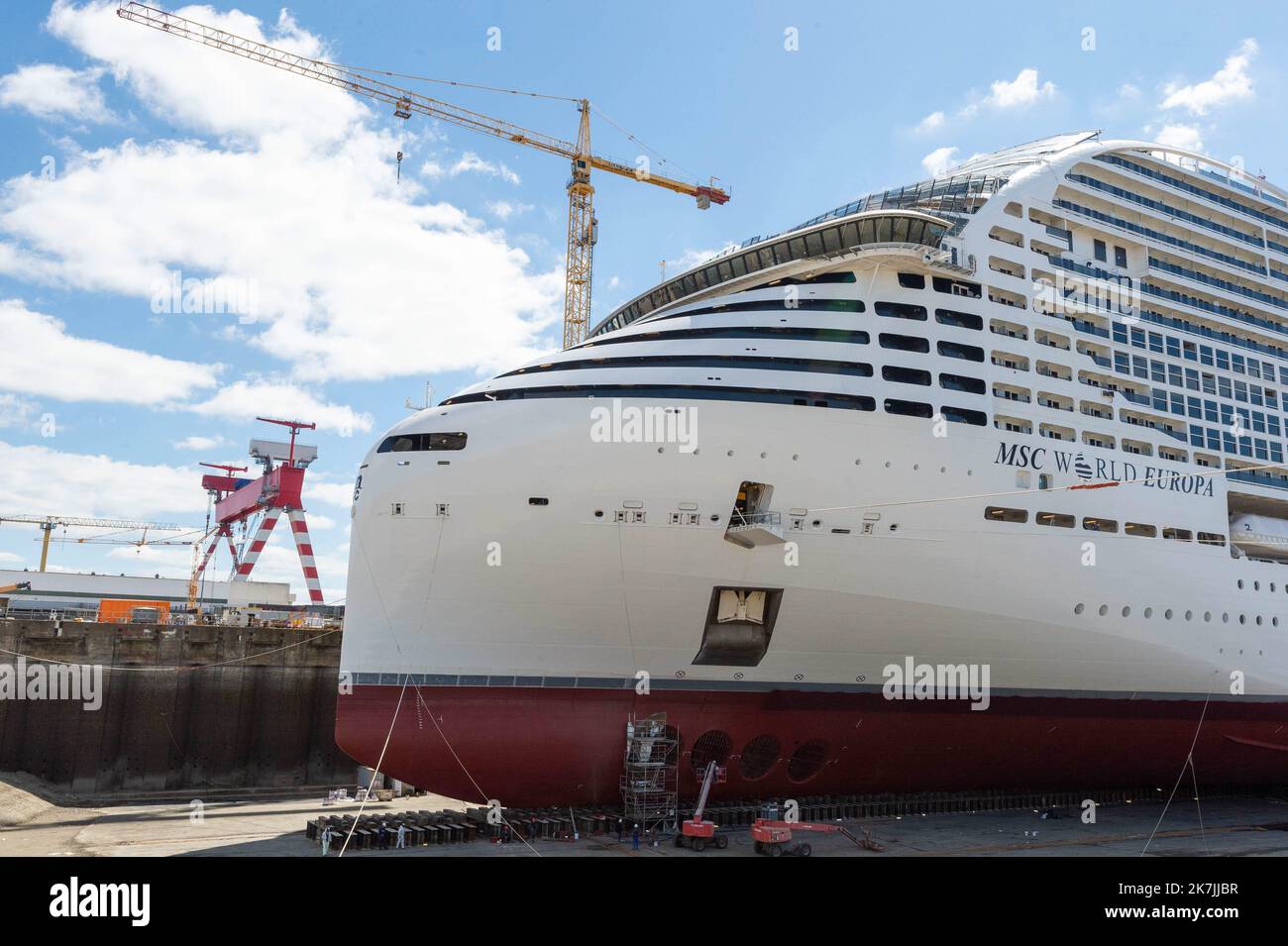 ©PHOTOPQR/OUEST FRANCE/Mathieu Pattier / Ouest France ; Saint Nazaire ; 05/07/2022 ; Visite du MSC World Europa en fin de construction aux chantiers de l'Atlantique de Saint Nazaire. CE paquebot sera le Premier construit en France à Propulsion GPL, il se veut plus écologique que ses prédécesseurs, il est vu comme l'avant-Garde des bateaux de croisières. - Saint Nazaire, Frankreich, juli 5. 2022 MSC World Europa wird in Chantier de l'Atlantique, shipchandlers in Saint Nazaire gebaut Stockfoto