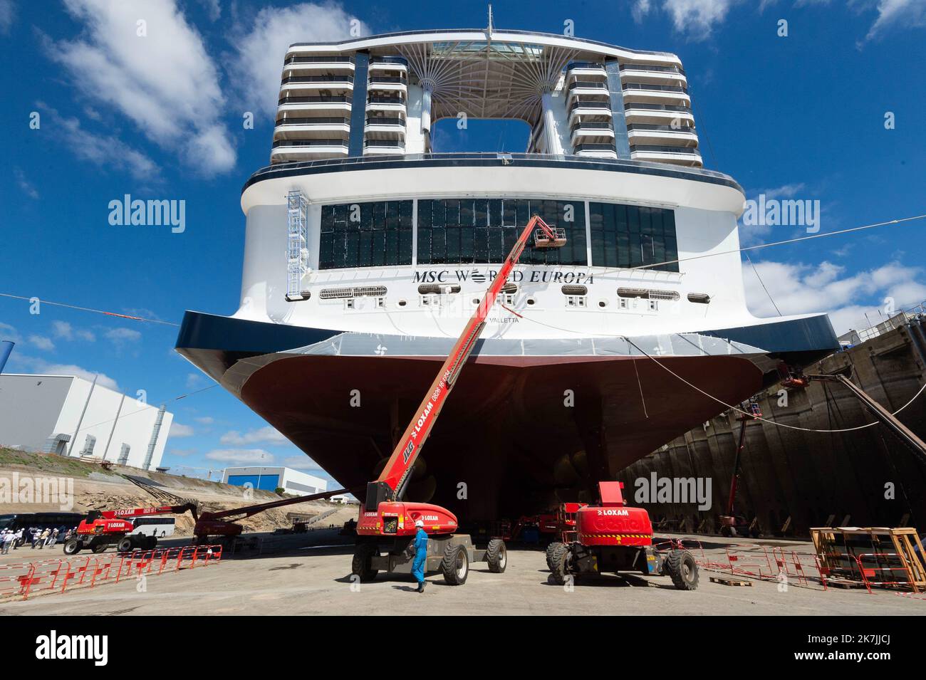 ©PHOTOPQR/OUEST FRANCE/Mathieu Pattier / Ouest France ; Saint Nazaire ; 05/07/2022 ; Visite du MSC World Europa en fin de construction aux chantiers de l'Atlantique de Saint Nazaire. CE paquebot sera le Premier construit en France à Propulsion GPL, il se veut plus écologique que ses prédécesseurs, il est vu comme l'avant-Garde des bateaux de croisières. - Saint Nazaire, Frankreich, juli 5. 2022 MSC World Europa wird in Chantier de l'Atlantique, shipchandlers in Saint Nazaire gebaut Stockfoto