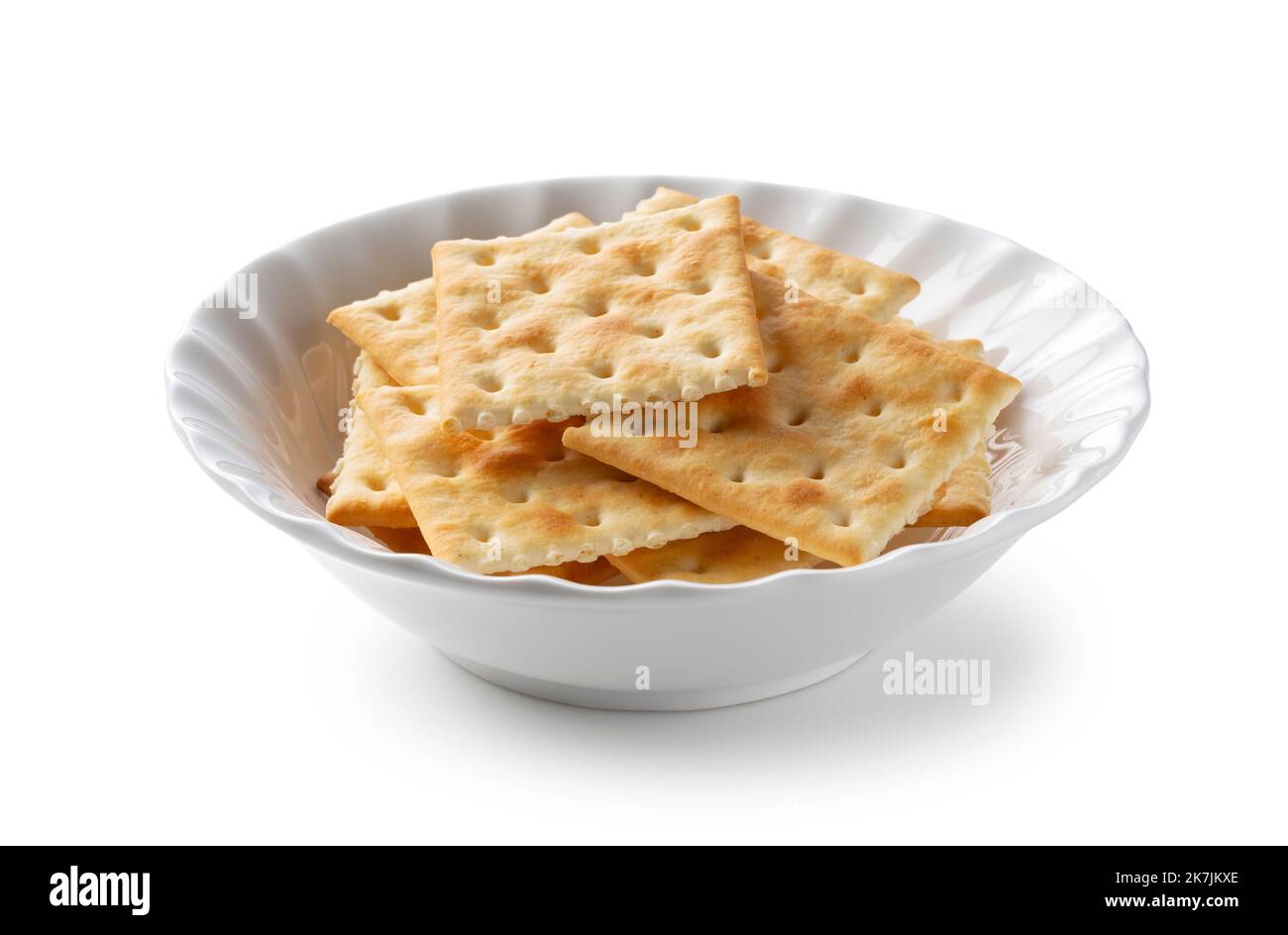 Viele Cracker auf einem Teller auf weißem Hintergrund. Stockfoto