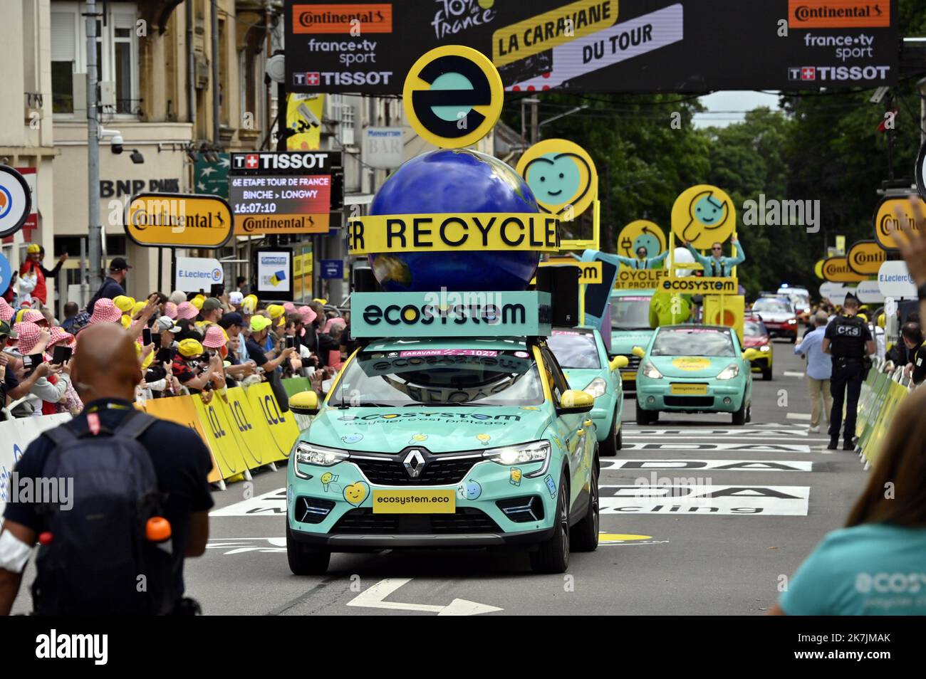 ©PHOTOPQR/L'EST REPUBLICAIN/ALEXANDRE MARCHI ; LONGWY ; 07/07/2022 ; SPORT - CYCLISME - TOUR DE FRANCE 2022 - 109 EME EDITION - TDF - 6 EME ETAPE - BINCHE - LONGWY - ARRIVEE. Longwy 7 Juillet 2022. La Caravane publicaire Ecosystem. FOTO Alexandre MARCHI. - Die Ausgabe 109. des Radrennens der Tour de France findet vom 01. Bis 24. Juli 2022 statt - - Stockfoto