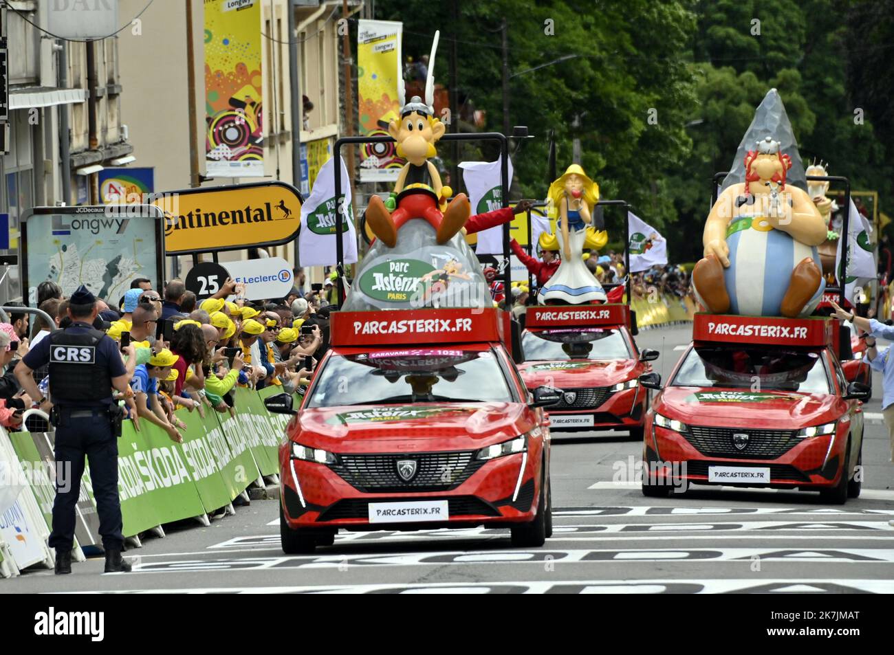 ©PHOTOPQR/L'EST REPUBLICAIN/ALEXANDRE MARCHI ; LONGWY ; 07/07/2022 ; SPORT - CYCLISME - TOUR DE FRANCE 2022 - 109 EME EDITION - TDF - 6 EME ETAPE - BINCHE - LONGWY - ARRIVEE. Longwy 7 Juillet 2022. La caravane publicaire du Parc Astérix. FOTO Alexandre MARCHI. - Die Ausgabe 109. des Radrennens der Tour de France findet vom 01. Bis 24. Juli 2022 statt - - Stockfoto