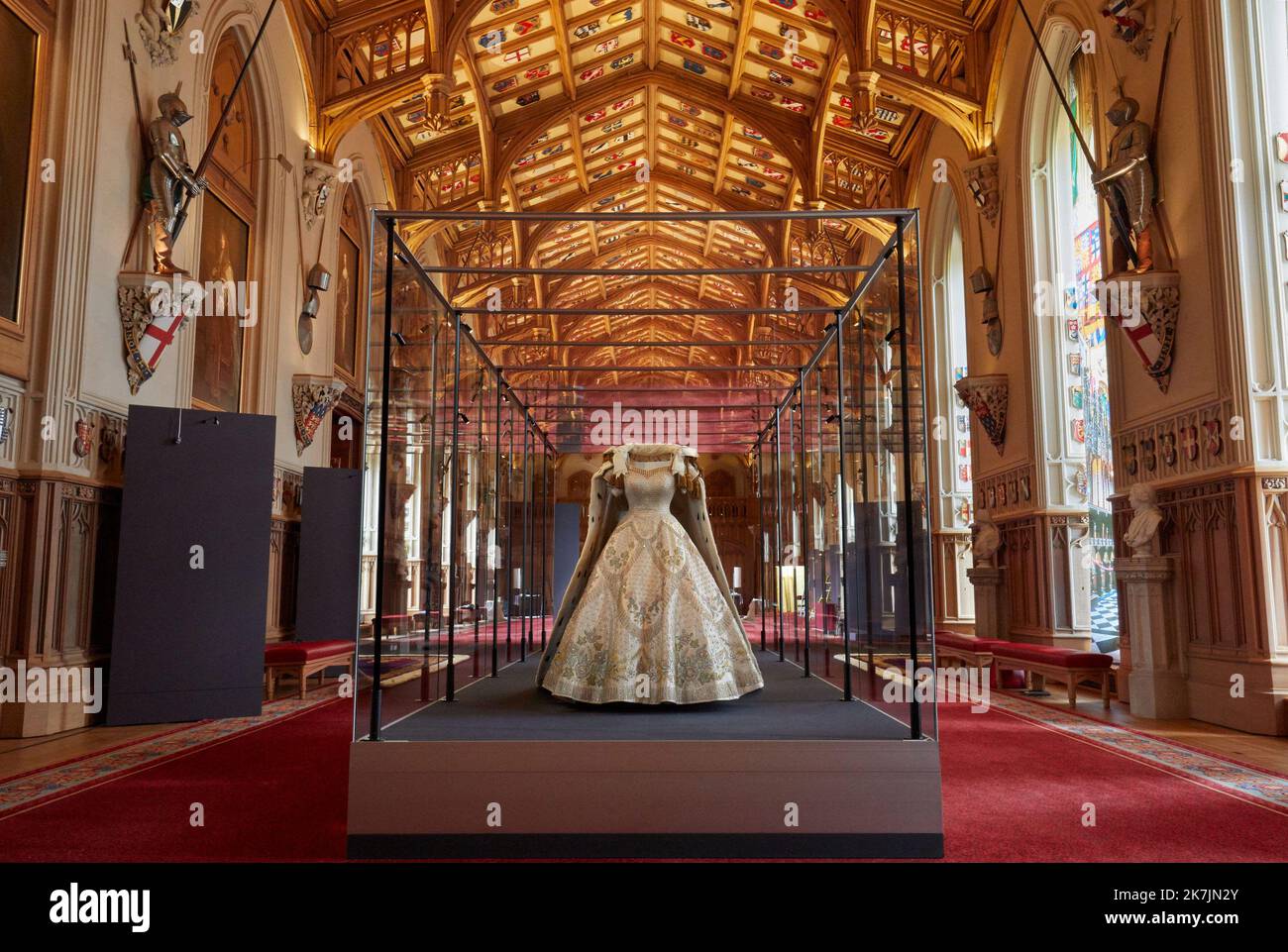 ©Avalon/PHOTOSHOT/MAXPPP - ; 29/06/2022 - das Krönungskleid der Königin, entworfen von Sir Norman Hartnell, und die Krönungsrobe von Ede & Ravenscroft, 1953‚Äôs Fortsetzung der Feierlichkeiten zum Platin-Jubiläum Ihrer Majestät, wird am Donnerstag, 7. Juli, eine Sonderausstellung‚Äôs Windsor Castle für Besucher geöffnet. Platinum Jubilee: Die Krönung der Königin erkundet die Krönung‚Äôs Portraits, Fotografien und Gegenständen‚Äôs Kleides und Schmuckstücken Ihrer Majestät, darunter das Krönungskleid, das Gewand des Anwesens und die Krönungskette und Ohrringe., Credit:Avalon Stockfoto