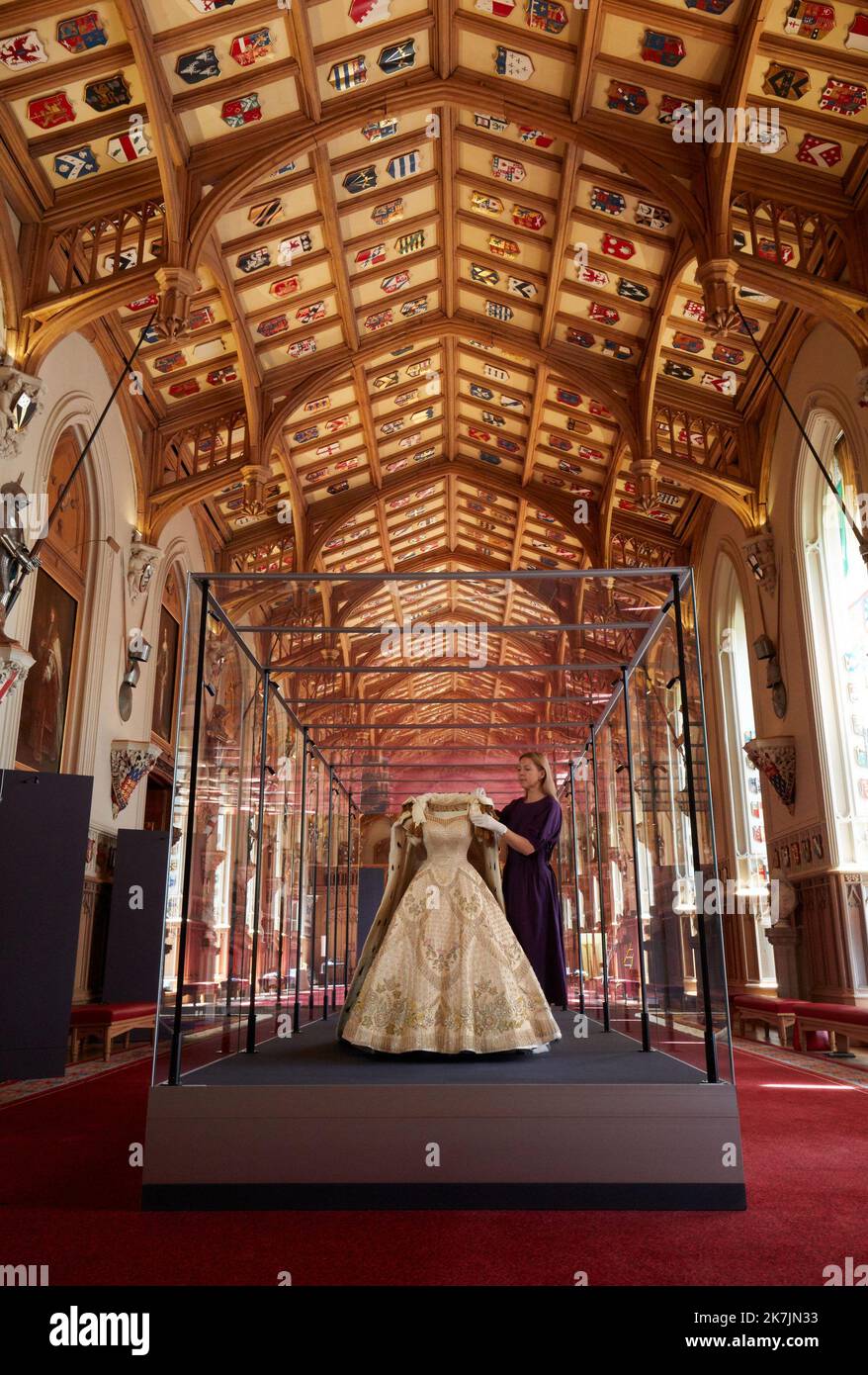 ©Avalon/PHOTOSHOT/MAXPPP - ; 29/06/2022 - das Krönungskleid der Königin, entworfen von Sir Norman Hartnell, und die Krönungsrobe von Ede & Ravenscroft, 1953‚Äôs Fortsetzung der Feierlichkeiten zum Platin-Jubiläum Ihrer Majestät, wird am Donnerstag, 7. Juli, eine Sonderausstellung‚Äôs Windsor Castle für Besucher geöffnet. Platinum Jubilee: Die Krönung der Königin erkundet die Krönung‚Äôs Portraits, Fotografien und Gegenständen‚Äôs Kleides und Schmuckstücken Ihrer Majestät, darunter das Krönungskleid, das Gewand des Anwesens und die Krönungskette und Ohrringe., Credit:Avalon Stockfoto