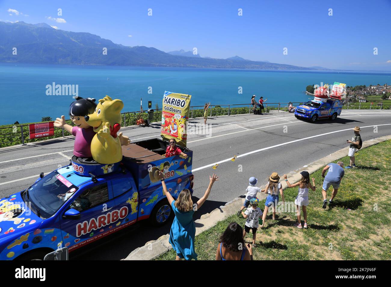 ©PHOTOPQR/LE DAUPHINE/Grégory YETCHMENIZA ; Lausanne ; 10/07/2022 ; Grégory YETCHMENIZA / LE DAUPHINE LIBERE / Photopqr LAUSANNE (SUISSE) LE 10 JUILLET 2022 TOUR DE FRANCE / ETAPE 9 / AIGLE -Châtel Paysage de carte postale pour les coureurs du Tour dans les vignes de Lavaux. L'étape du jour se déroule à 95% en Suisse. Stockfoto