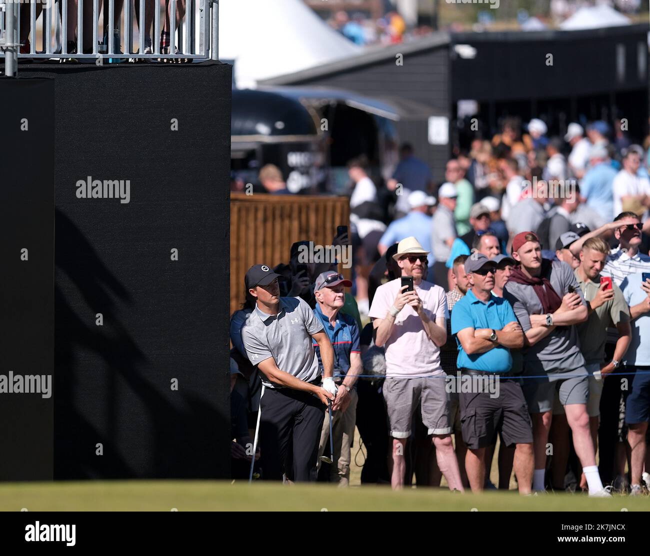 ©AIex Todd / Avalon/PHOTOSHOT/MAXPPP - ; Schottland, East Lothian, North Berwick ; 10/07/2022 - The Genesis Scottish Open, 10. Juli 2022 Jordan Spieth (USA) spritzt aus dem Bunker auf dem 6. Green, ist aber zu stark und es geht vom Grün bis unter die Stände während der Endrunde der Genesis Scottish Open 2022 im Renaissance Club, North Berwick, East Lothian, Schottland, Kredit:AIex Todd / Avalon Stockfoto