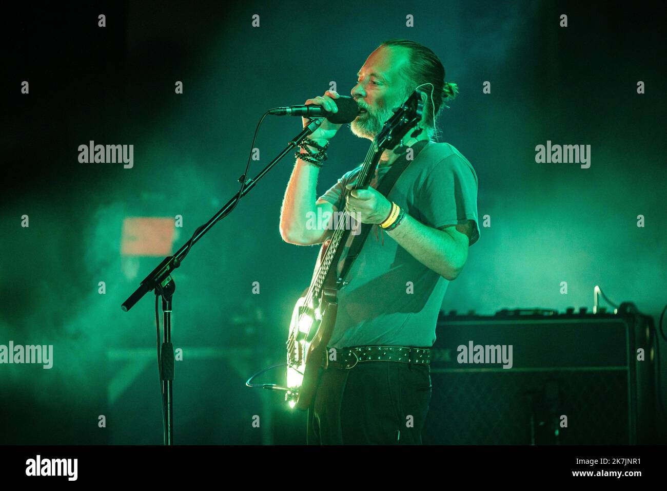 ©Simon Becker / Le Pictorium/MAXPPP - Montreux 12/07/2022 Simon Becker / Le Pictorium - 12/7/2022 - Suisse / Lac Leman / Montreux - Le groupe britannique The Smile, avec Thom Yorke et Jonny Greenwood de Radiohead et Tom Skinner a la batterie, en concert a Montreux le 12 juillet 2022. / 12/7/2022 - Schweiz / Genfersee / Montreux - die britische Band The Smile, mit Thom Yorke und Jonny Greenwood von Radiohead Fame und Tom Skinner am Schlagzeug, tritt am 12. Juli 2022 live in Montreux auf Stockfoto